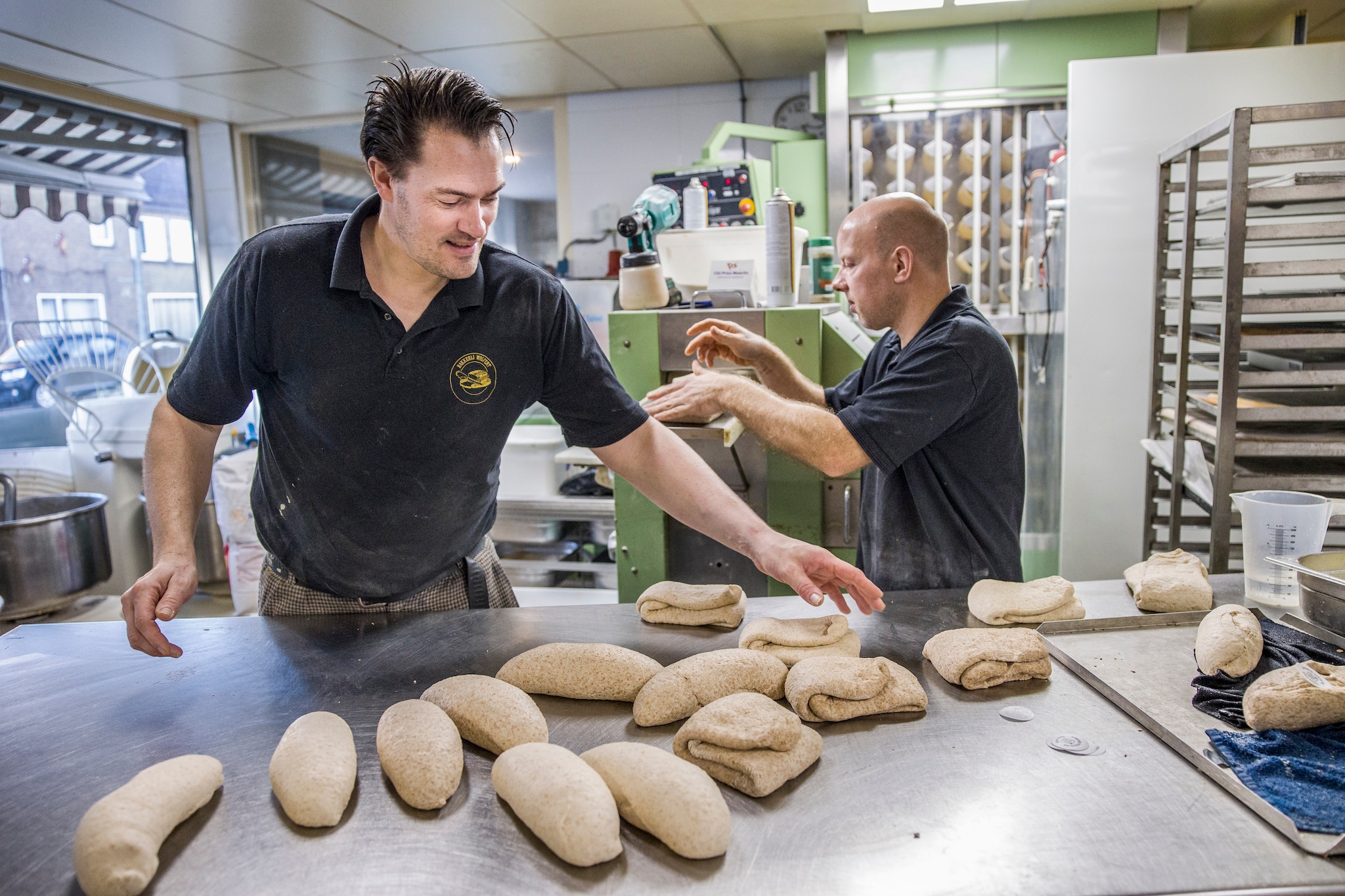 Jaco Wolfert in zijn bakkerij in Den Bommel. Jaco Wolfert in zijn bakkerij. Foto: Arie Kievit