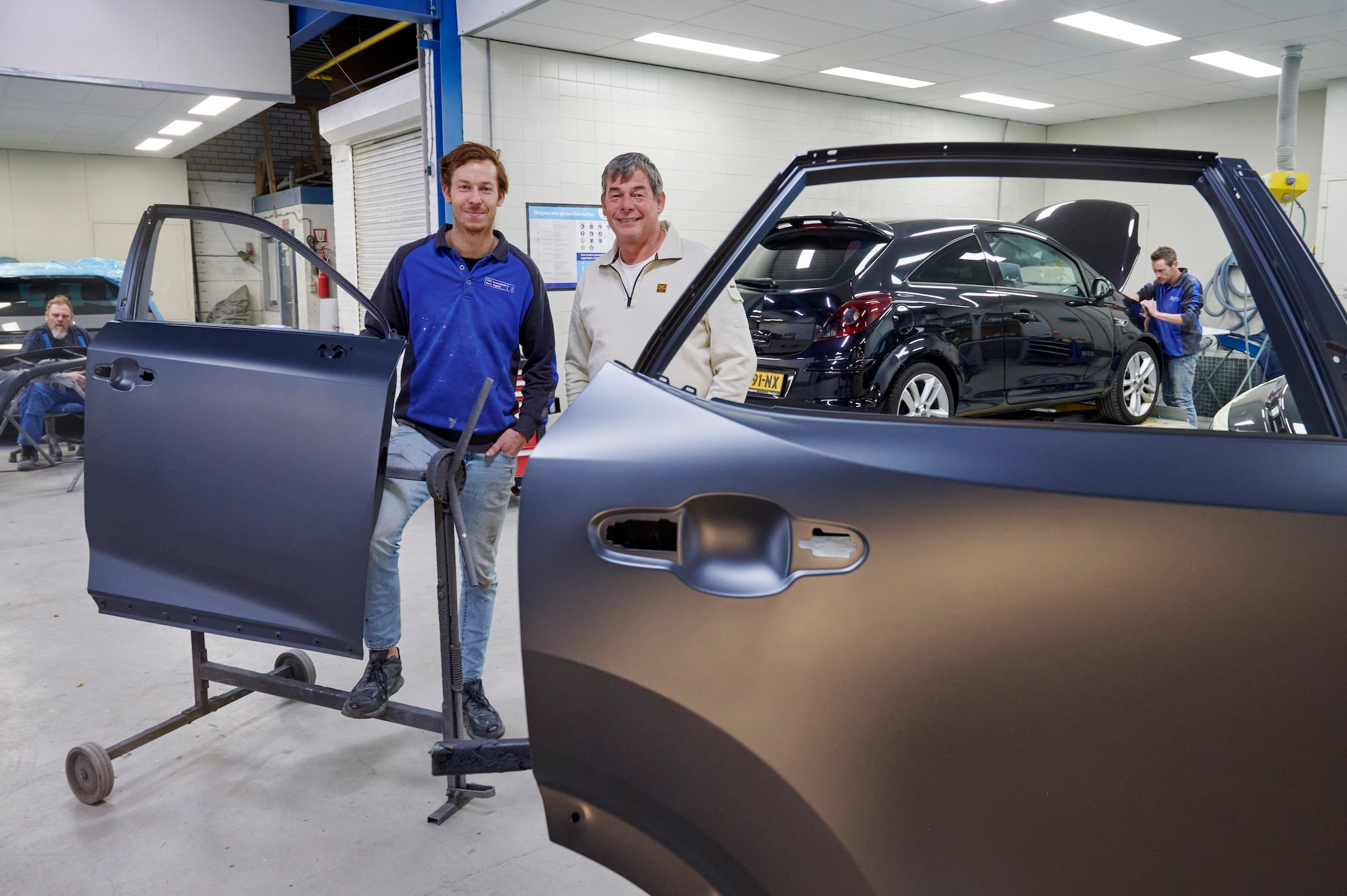Dirk en vader Marco Bons in de werkplaats in Veghel. Foto: Jeroen Appels / Van Assendelft Fotografie Dirk en vader Marco Bons in de werkplaats in Veghel. Foto: Jeroen Appels / Van Assendelft Fotografie