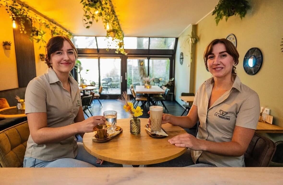 De tweeling Wietske en Marijke Span in hun eigen lunchroom De Tweeling. Foto: PR De tweeling Wietske en Marijke Span in hun eigen lunchroom De Tweeling. Foto: PR