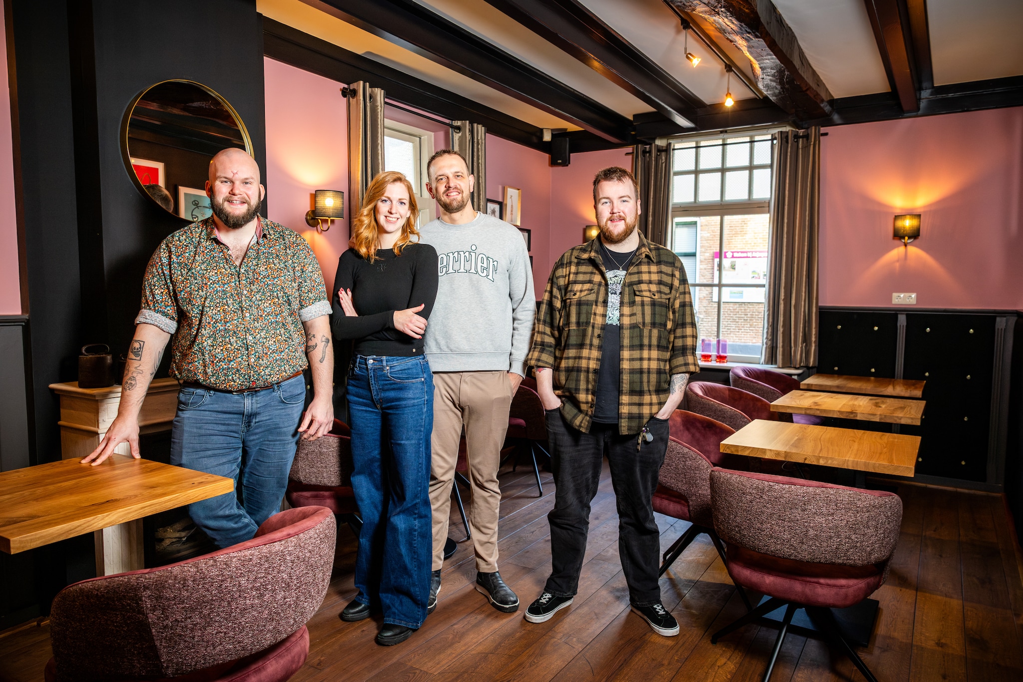 Christiaan Hakkers, Corine Kleine, Jelle Jansen en Robbert Hakkers in restobar De Woage.  Enzio Ardesch
