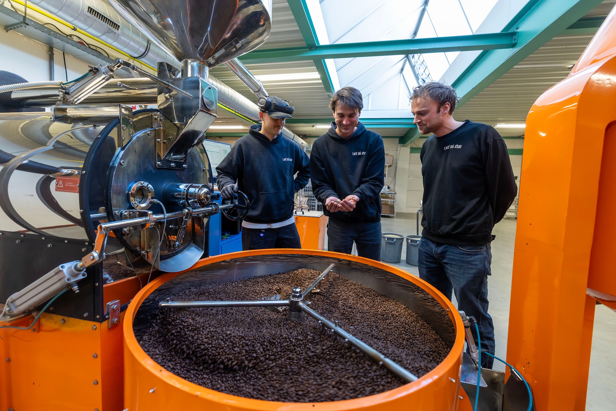Van links naar rechts: Maarten Haaring, Jesse Bregman en zijn jongere broer Lennart, in de nieuwe koffiebranderij van Café du Jour. Foto: Thierry Schut Van links naar rechts: Maarten Haaring, Jesse Bregman en zijn jongere broer Lennart, in de nieuwe koffiebranderij van Café du Jour. Foto: Thierry Schut