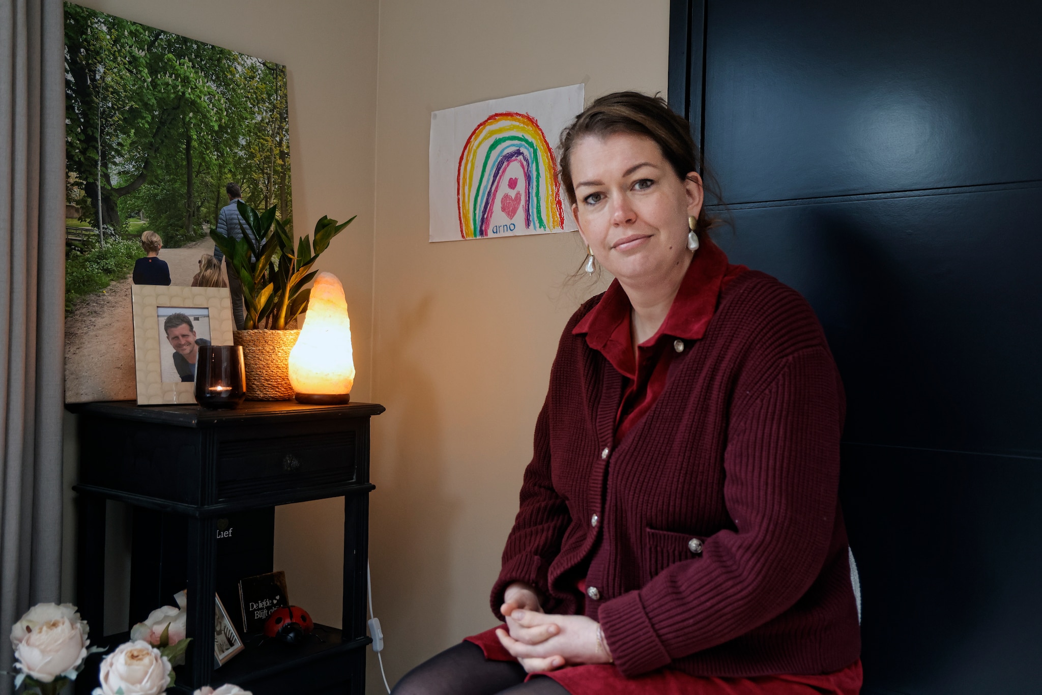 Sarah van Seumeren heeft thuis een hoekje ingericht om haar partner Arno te herdenken. Sarah van Seumeren heeft thuis een hoekje ingericht om haar partner Arno te herdenken. Foto: Ruud Voest