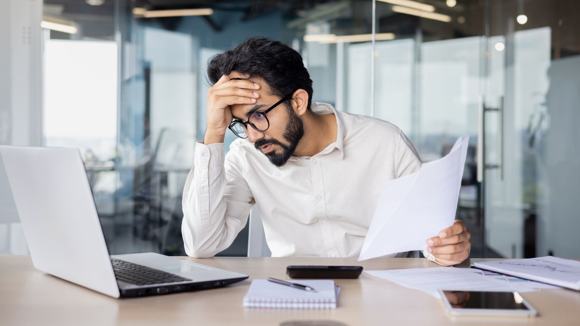 Het feit dat de schuldenlast ook mentaal een zware wissel trekt op veel ondernemers, maakt het extra belangrijk dat hulp snel wordt gezocht. Het feit dat de schuldenlast ook mentaal een zware wissel trekt op veel ondernemers, maakt het extra belangrijk dat hulp snel wordt gezocht. Foto: Shutterstock