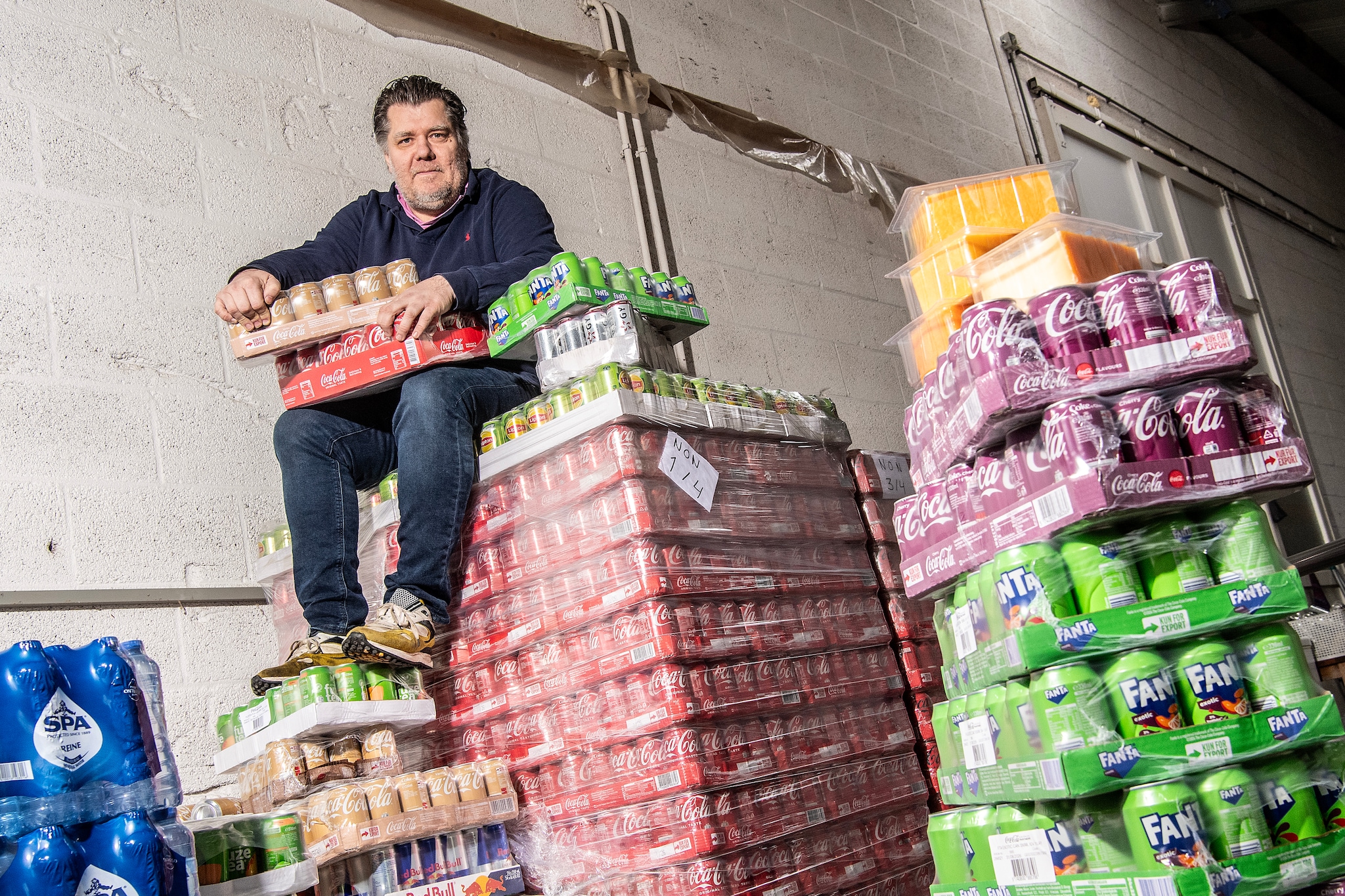 Arjan de Bruin van Non Food Direct uit Veenendaal. Hij verkoopt van alles via Facebook. Van speelgoed tot frisdrank en kip, kaas en ingevroren voedsel. Foto: Raphaël Drent Arjan de Bruin van Non Food Direct uit Veenendaal. Hij verkoopt van alles via Facebook. Van speelgoed tot frisdrank en kip, kaas en ingevroren voedsel. Foto: Raphaël Drent