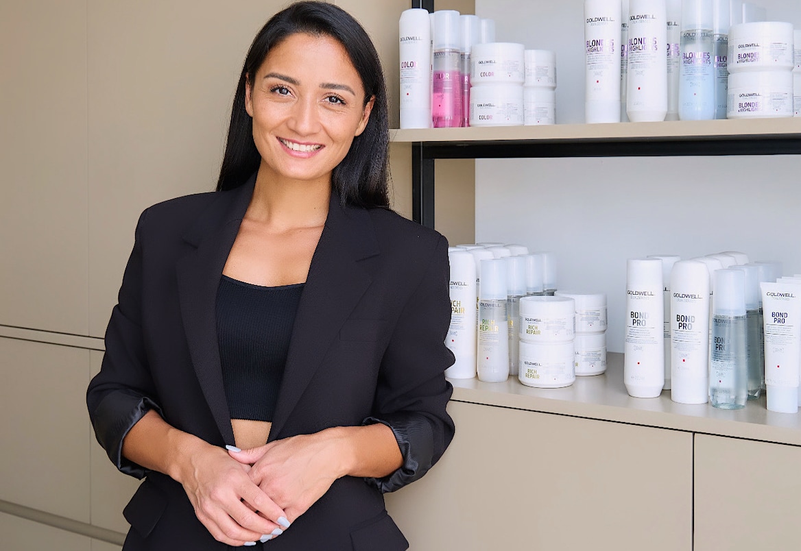 In 2014 sprak Aysegül Yener geen Engels en knipte ze klanten aan hun keukentafel. Nu runt ze Studio YNR, een topsalon in de Verenigde Arabische Emiraten.  Foto: Aysegül Yener