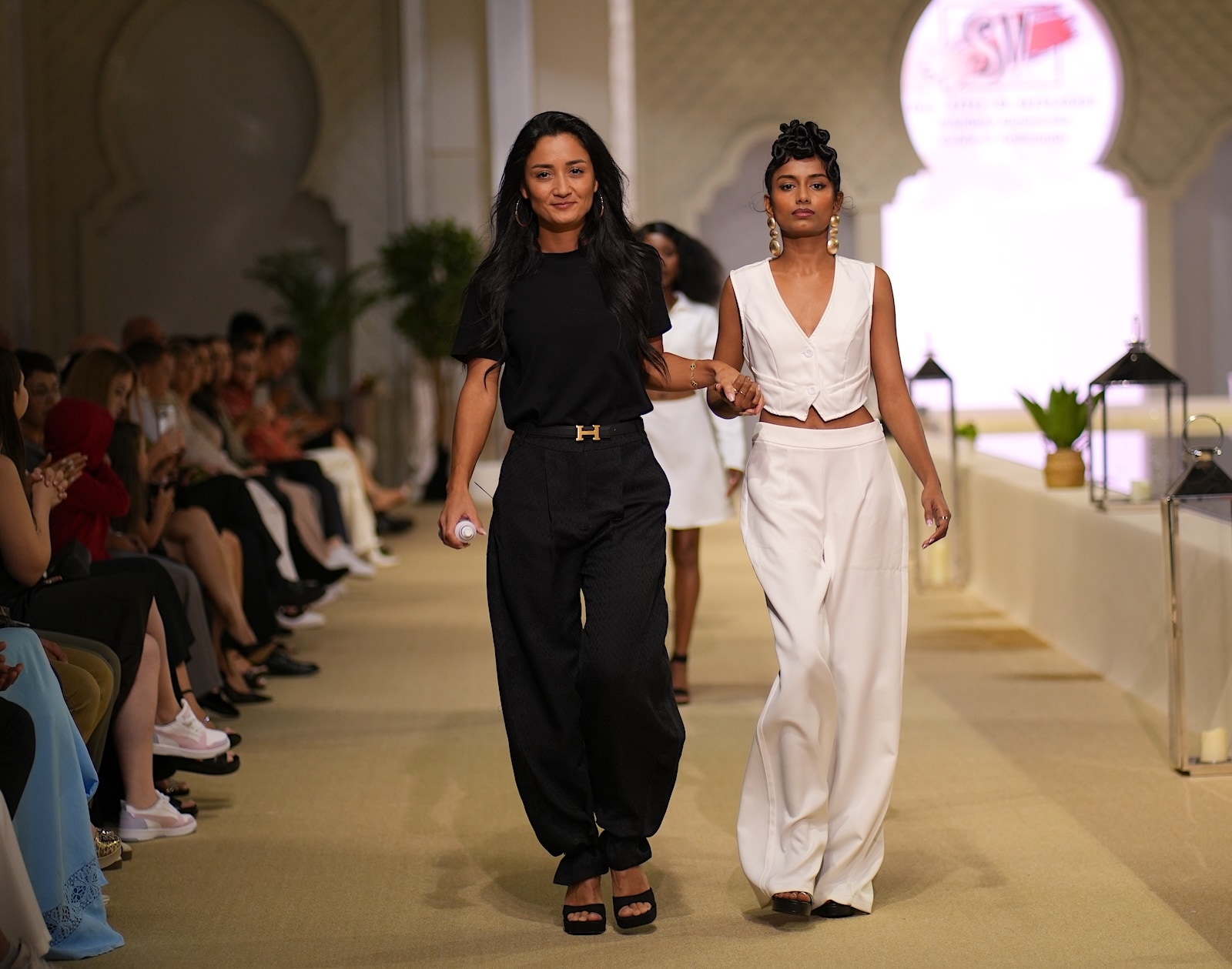 Aysegül Yene (r) runt met Studio YNR een topsalon in Dubai. Foto: Aysegül Yener