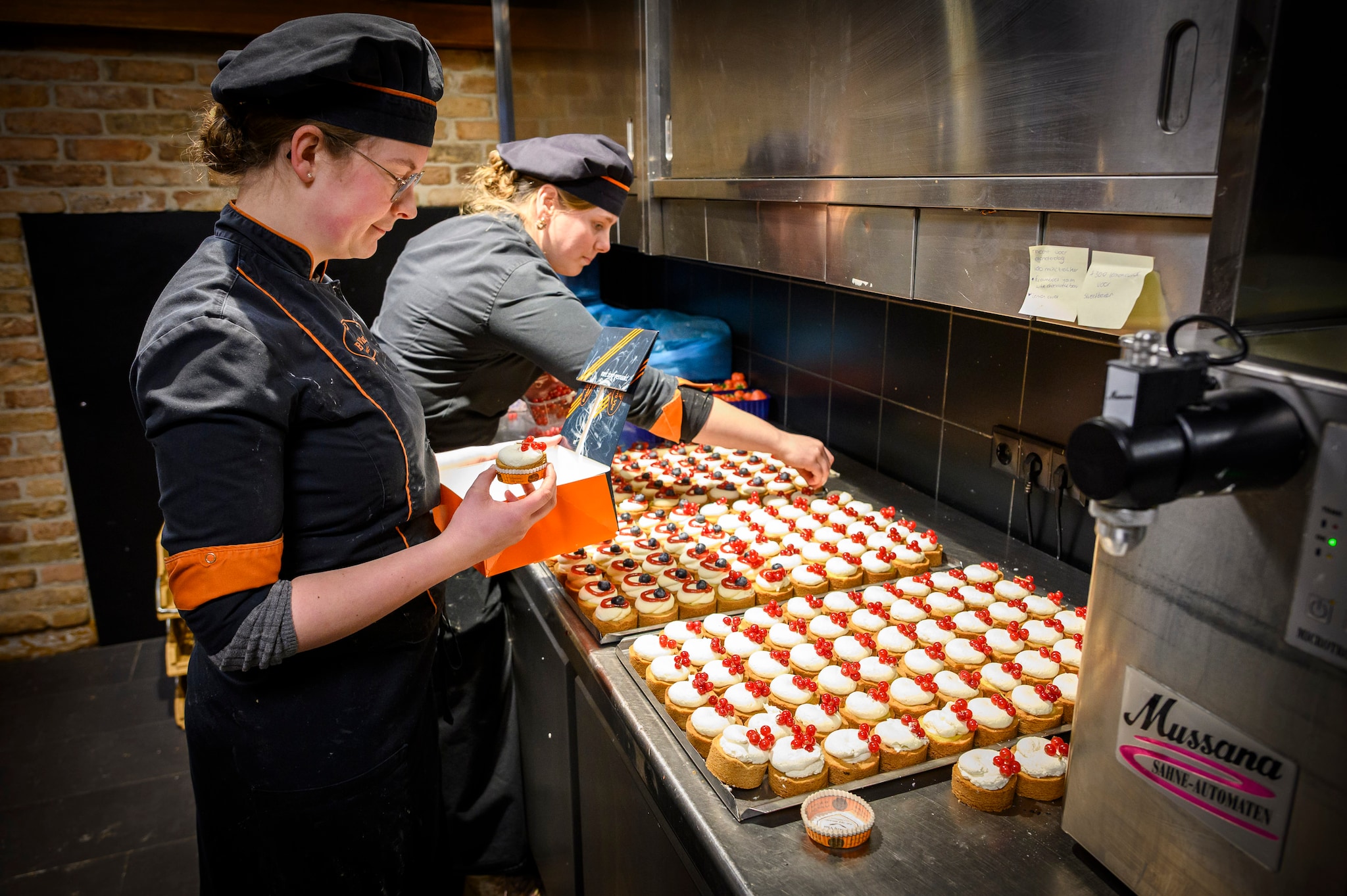 De patisserie-afdeling op de Meent. Foto: Richard van Hoek Fotografie