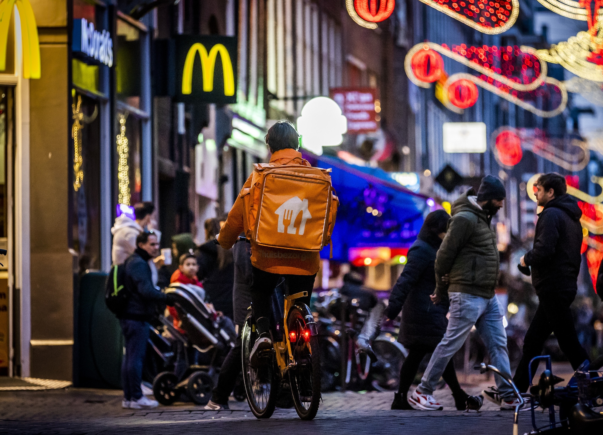 Maaltijdbezorgers vervoeren maaltijden in de hoofdstad. Foto: ANP  Maaltijdbezorgers vervoeren maaltijden in de hoofdstad. Foto: ANP