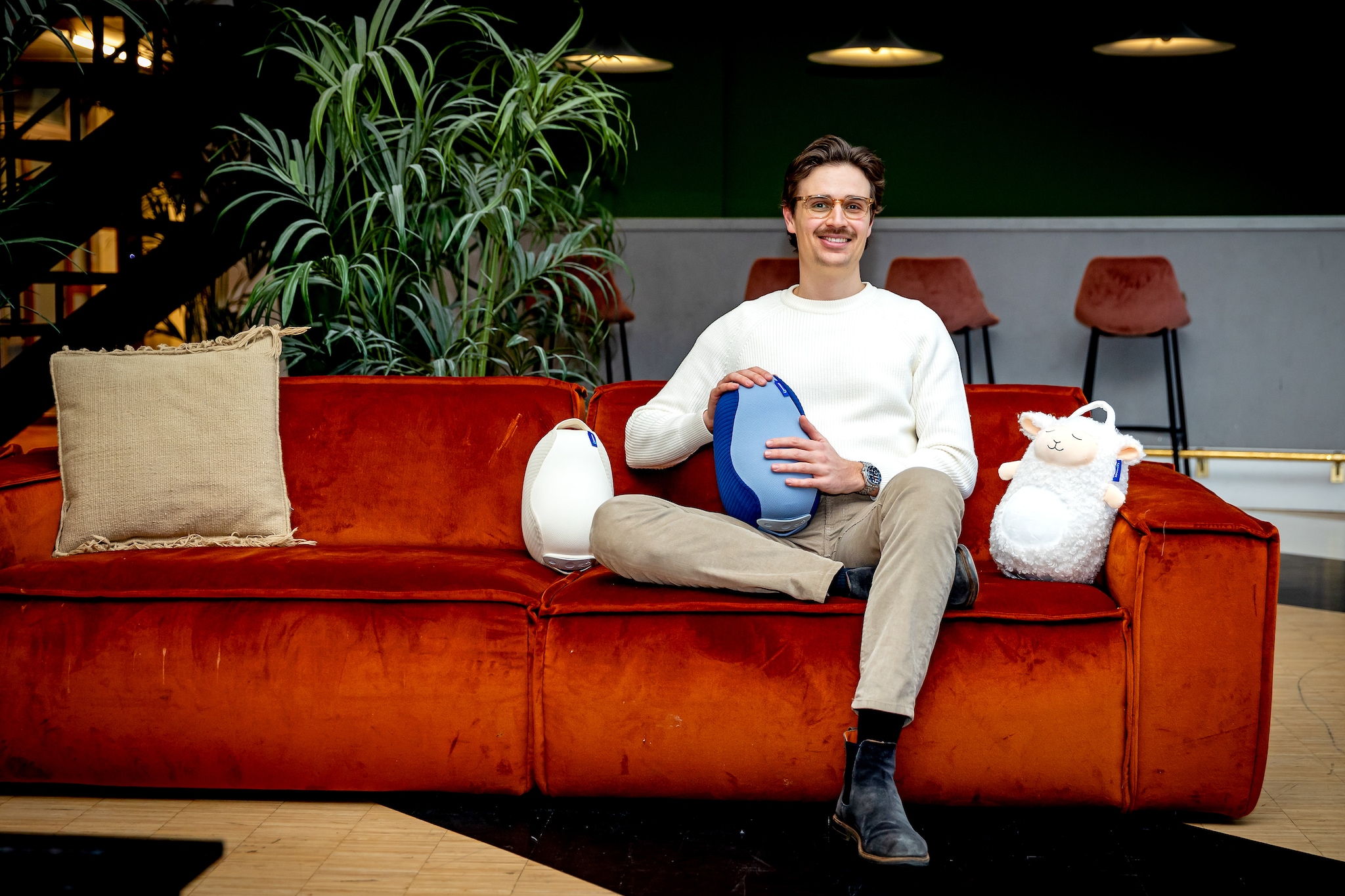 Julian Jagtenberg, CEO en oprichter van Somnox in het Groothandelsgebouw in Rotterdam.  Julian Jagtenberg, oprichter van Somnox. Foto: Bart Hoogveld