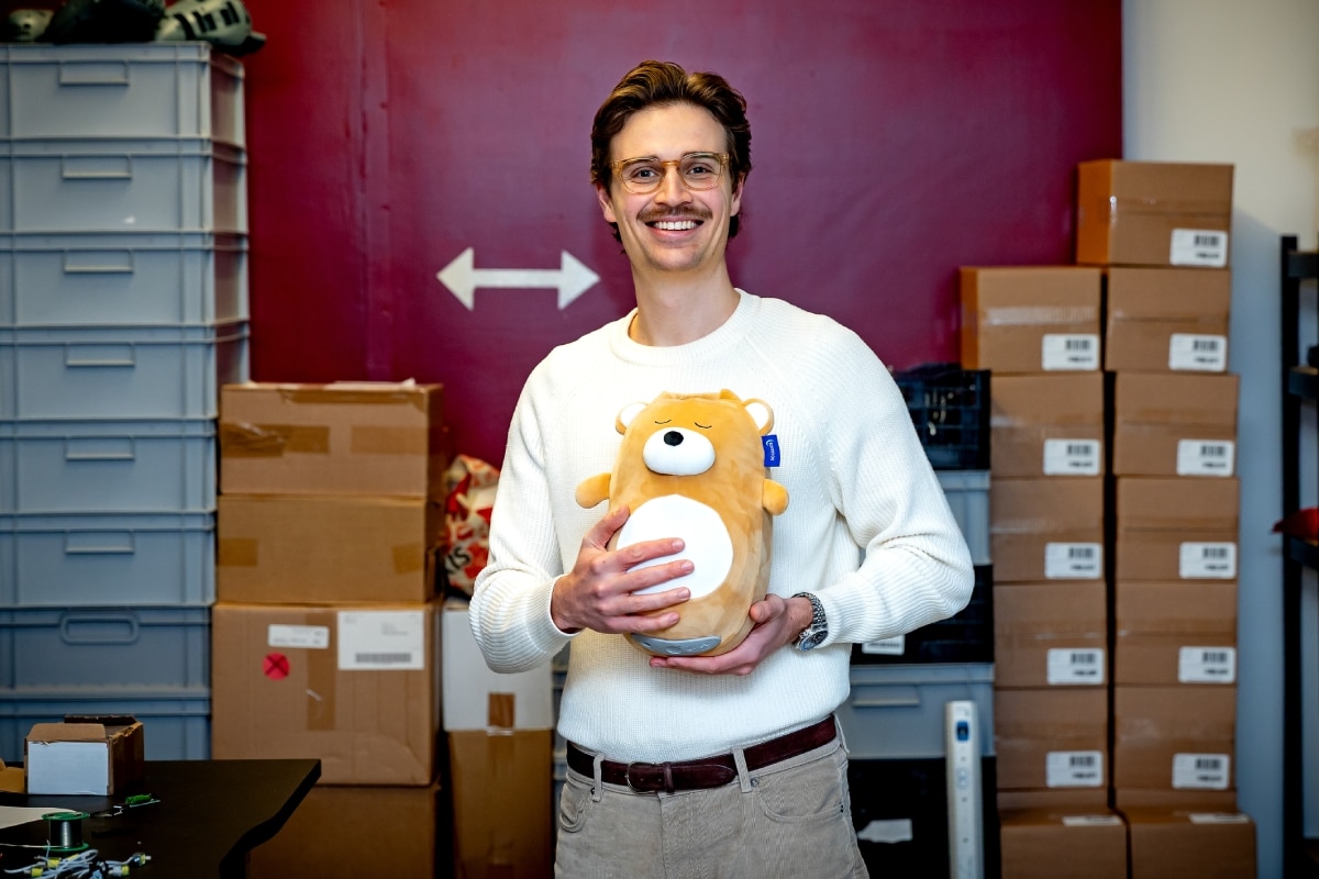 Julian Jagtenberg met de kindervariant van Somnox. Julian Jagtenberg met de kindervariant van Somnox. Foto: Bart Hoogveld