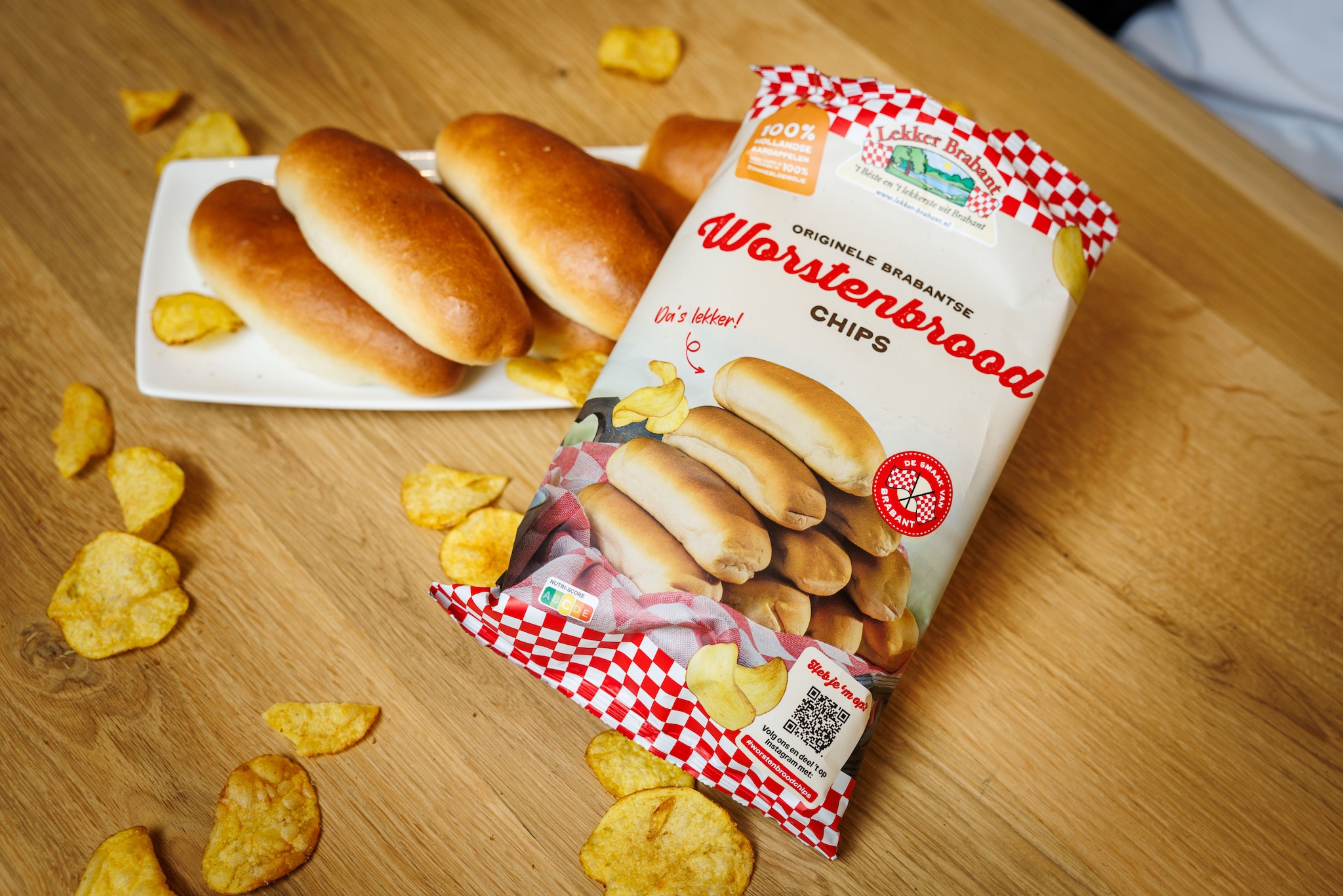 Lekker Brabant heeft chips gemaakt met worstenbrood smaak. Why? Lekker Brabant heeft chips gemaakt met worstenbrood smaak. Foto: Jules van Iperen/Pix4Profs