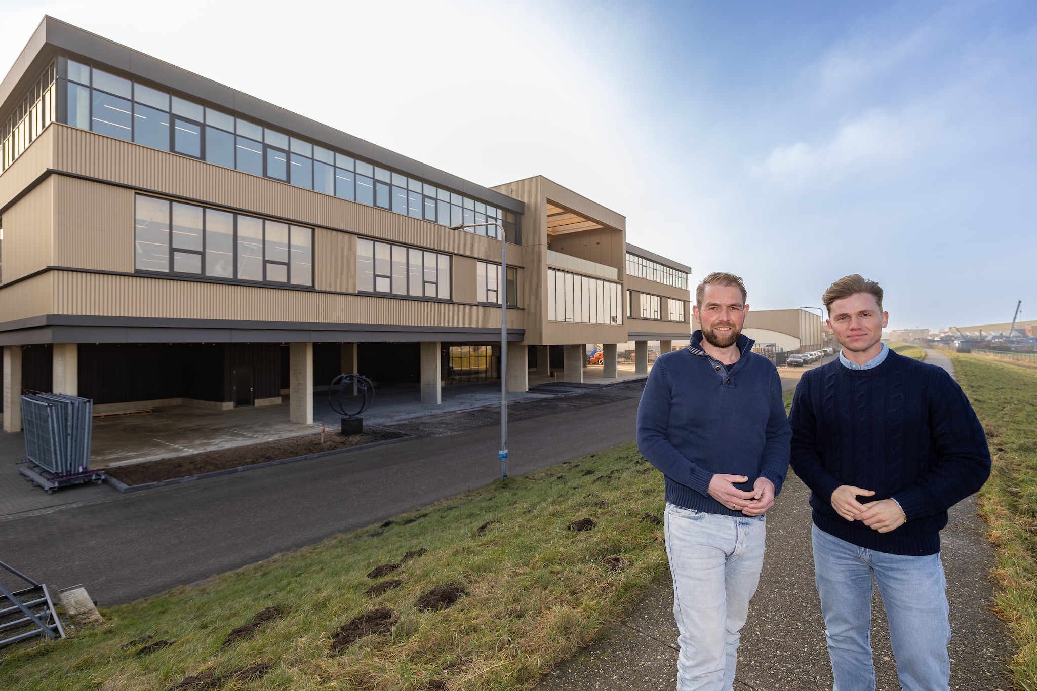 De directeuren René Breman en Bernardo Eenkhoorn (rechts) voor het nieuwe bedrijfspand van Breman in Genemuiden. De directeuren René Breman en Bernardo Eenkhoorn (rechts) voor het nieuwe bedrijfspand van Breman in Genemuiden. Bron: Pedro Sluiter