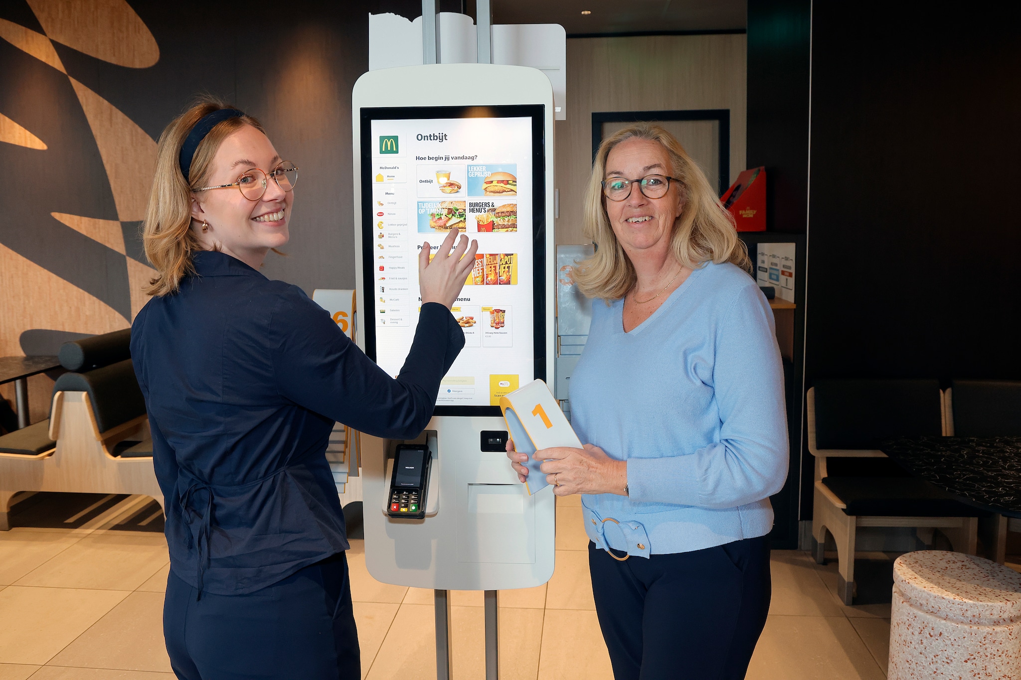 Marijke en dochter Maartje Honing in de nieuwste McDonald’s in Leidsche Rijn. Foto: Ruud Voest Marijke en dochter Maartje Honing in de nieuwste McDonald’s in Leidsche Rijn. Foto: Ruud Voest
