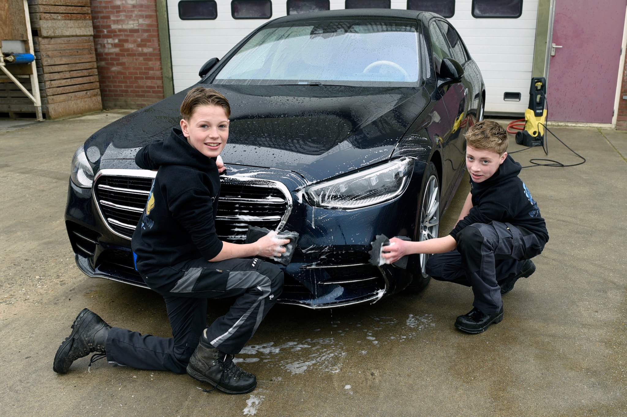 Arjan en Cas hebben inmiddels vaste klanten, sommigen komen elke week terug. Arjan en Cas hebben inmiddels vaste klanten, sommigen komen elke week terug. Foto: Rianne den Balvert