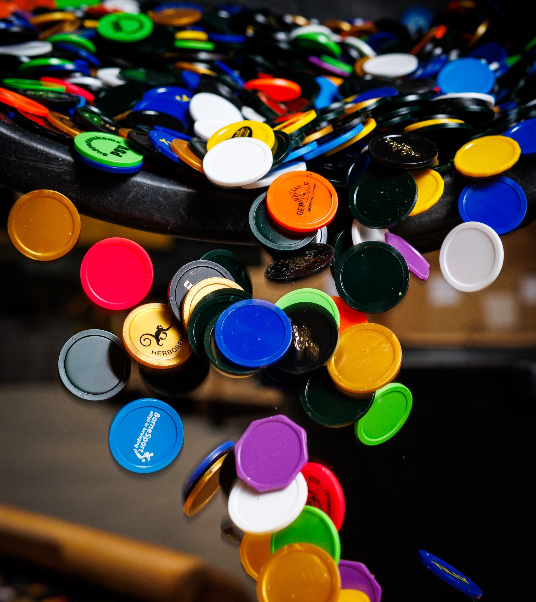 Miljoenen munten rollen er jaarlijks bij Damen Plastics van de band. Miljoenen munten rollen er jaarlijks bij Damen Plastics van de band. Foto: Jules van Iperen/Pix4Profs