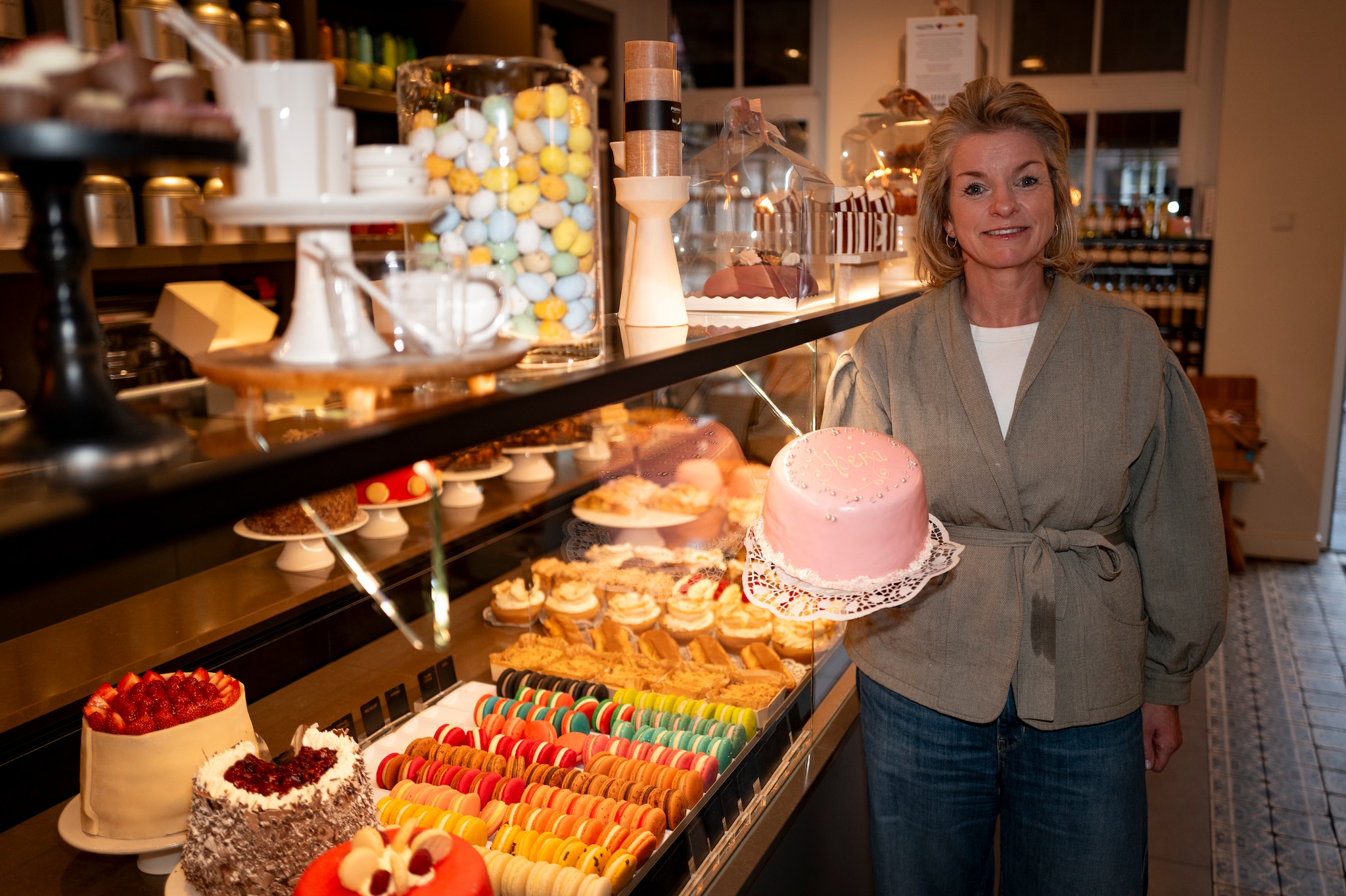 Saranne Wenmakers in de chocolaterie en patisserie die 25 jaar bestaat. Saranne Wenmakers in de chocolaterie en patisserie die 25 jaar bestaat. Foto: Joris Buijs/Pix4Profs