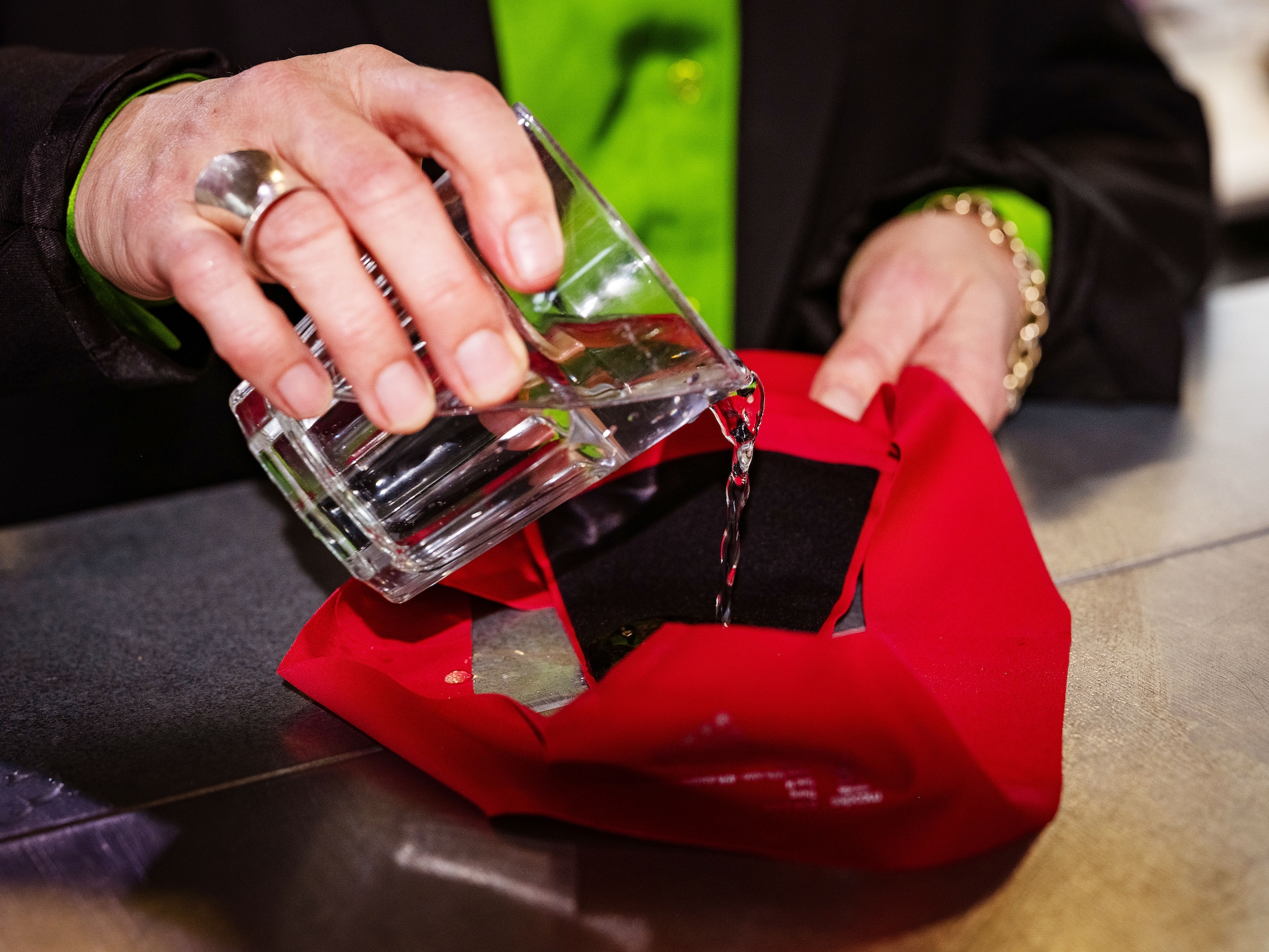 Claire van Beek toont het absorptievermogen van haar ondergoedmerk aan. Claire van Beek toont het absorptievermogen van haar ondergoedmerk aan. Foto: Marlies Wessels