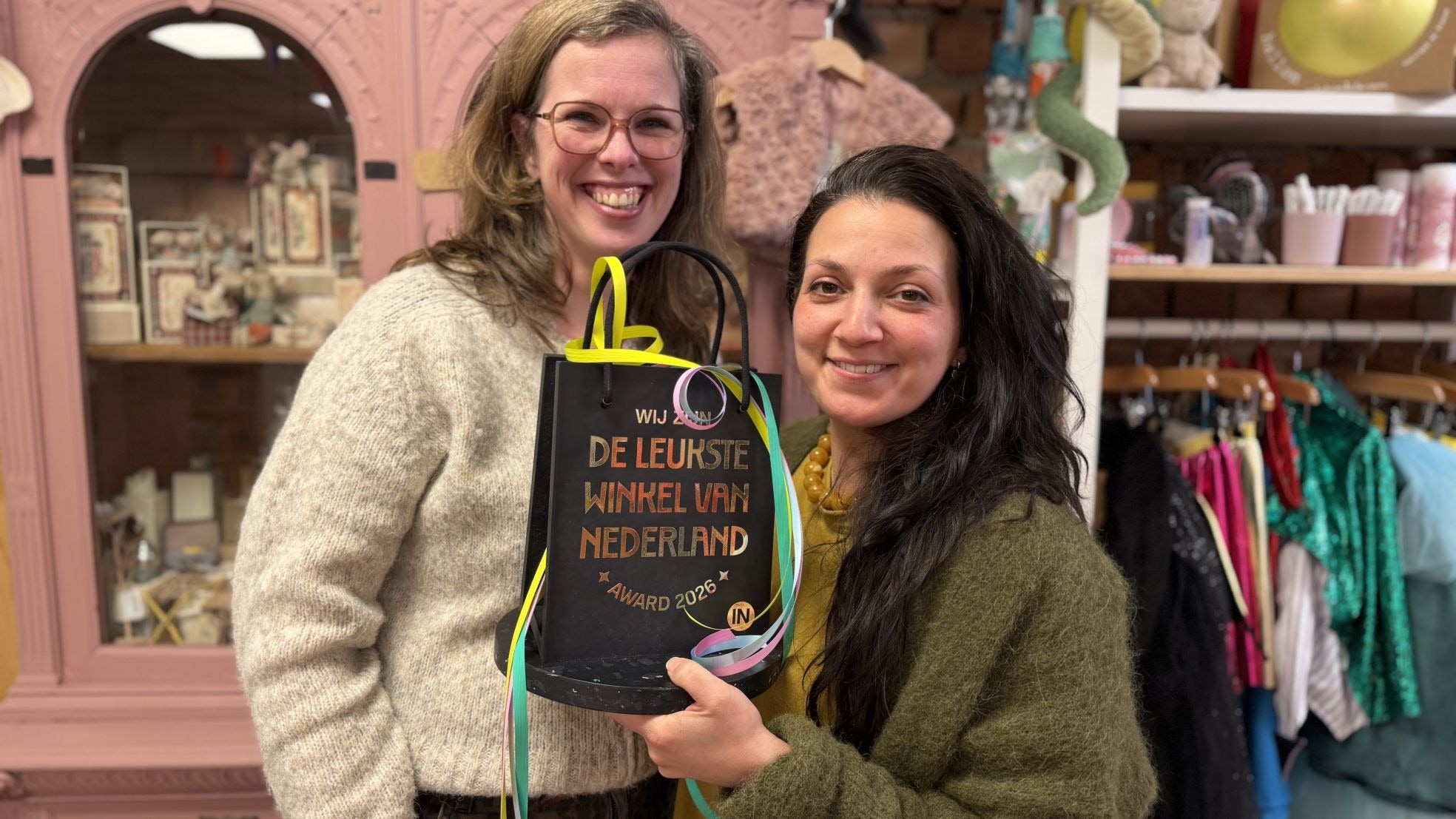 Mens & Kinders-eigenaar Giulia van der Hulst (links) en haar collega Marleen Stouwdam. Mens & Kinders-eigenaar Giulia van der Hulst (links) en haar collega Marleen Stouwdam. Eigen foto