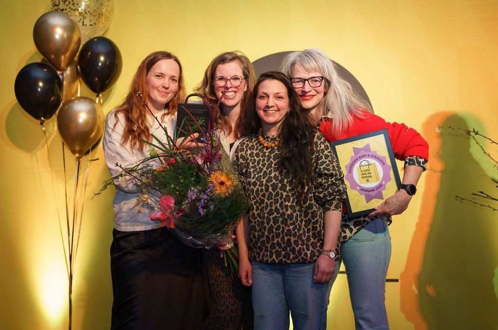 Het winnende Mens & Kinders-team begin februari tijdens De Leukste Winkel van Nederland-uitreiking. Het winnende Mens & Kinders-team begin februari tijdens De Leukste Winkel van Nederland-uitreiking. Foto: INretail