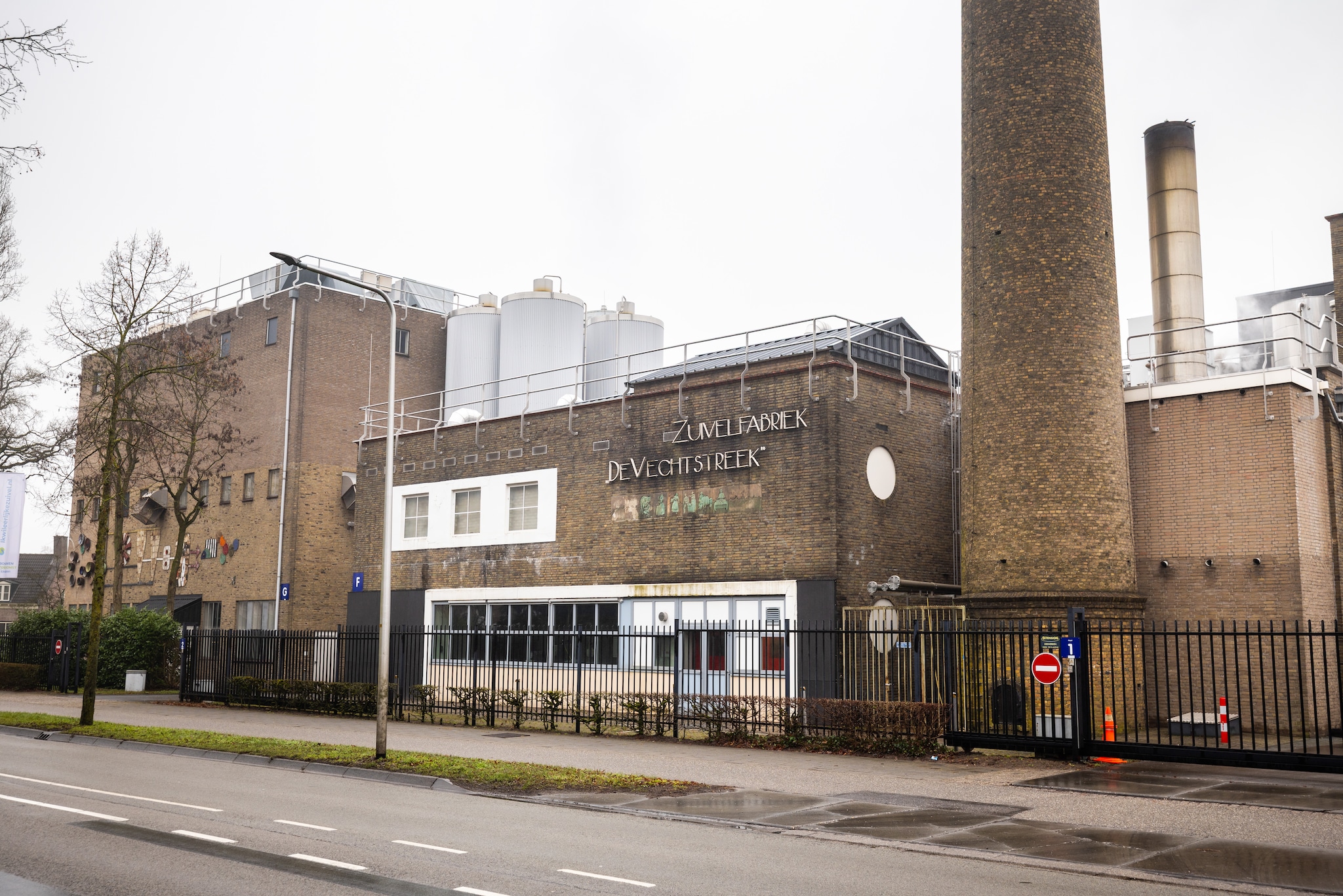 Zuivelfabriek ‘De Vechtstreek’ van buitenaf.  Zuivelfabriek ‘De Vechtstreek’ van buitenaf. Foto: Enzio Ardesch