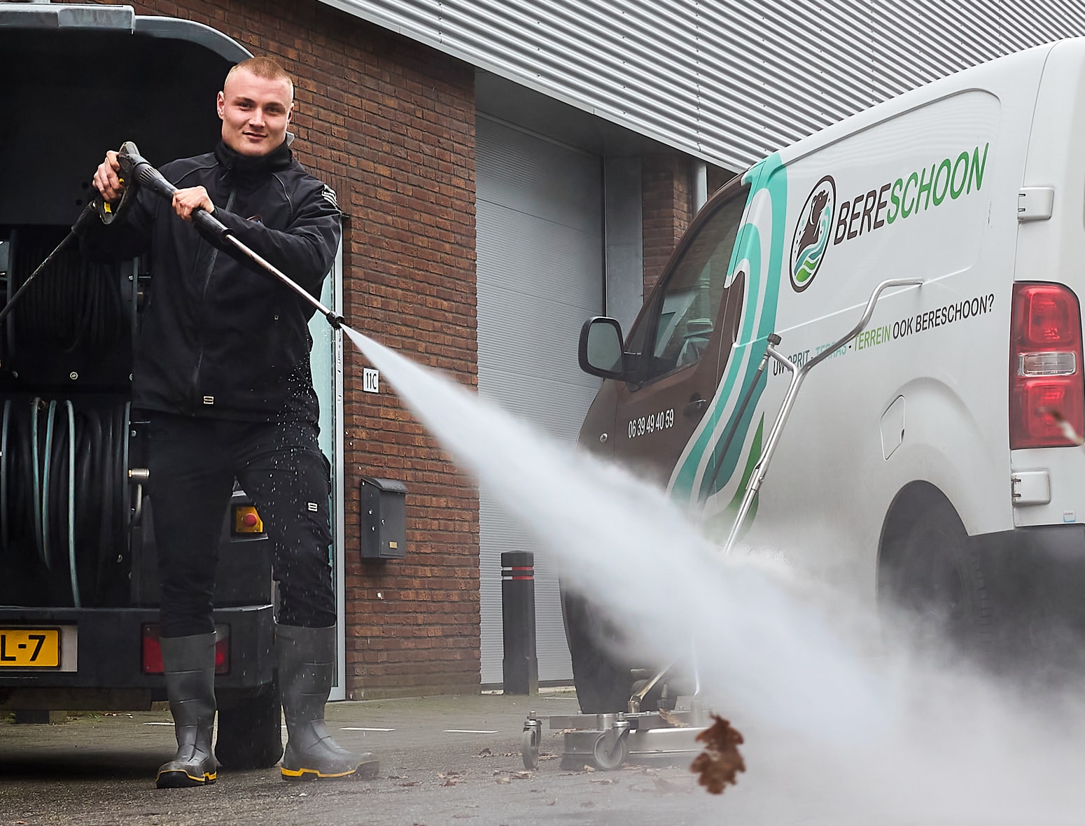 Barend Seijkens spuit zijn eigen stoep bereschoon. Barend Seijkens spuit zijn eigen stoep bereschoon. Foto: Teun Daniëls/DCI Media