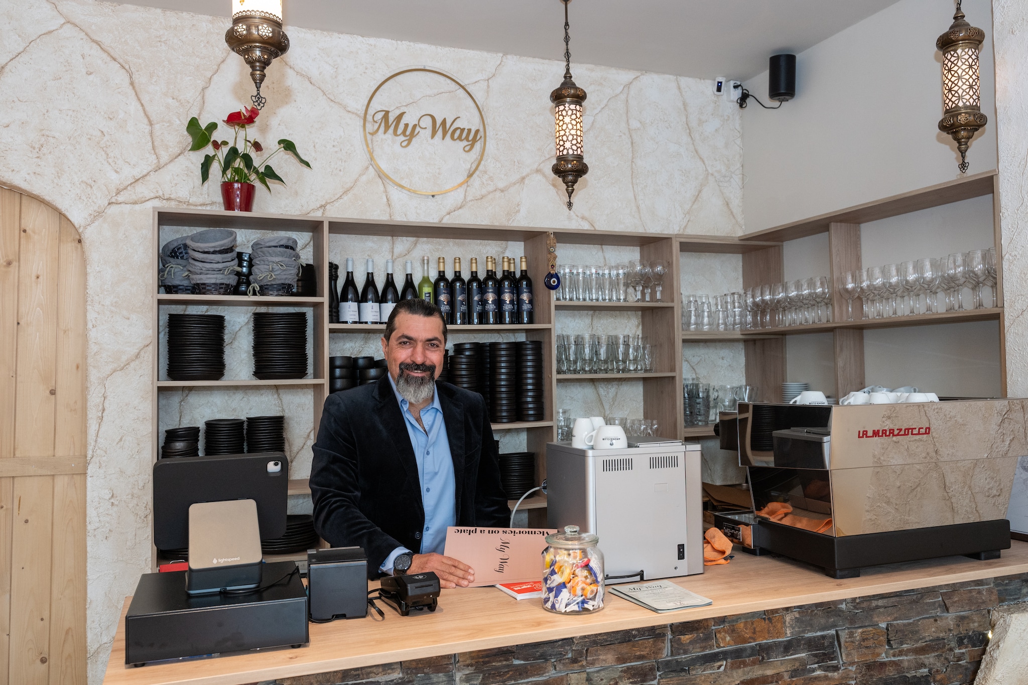 Zaher opende zijn restaurant in Vathorst Zaher opende zijn restaurant. Foto: Cees Wouda