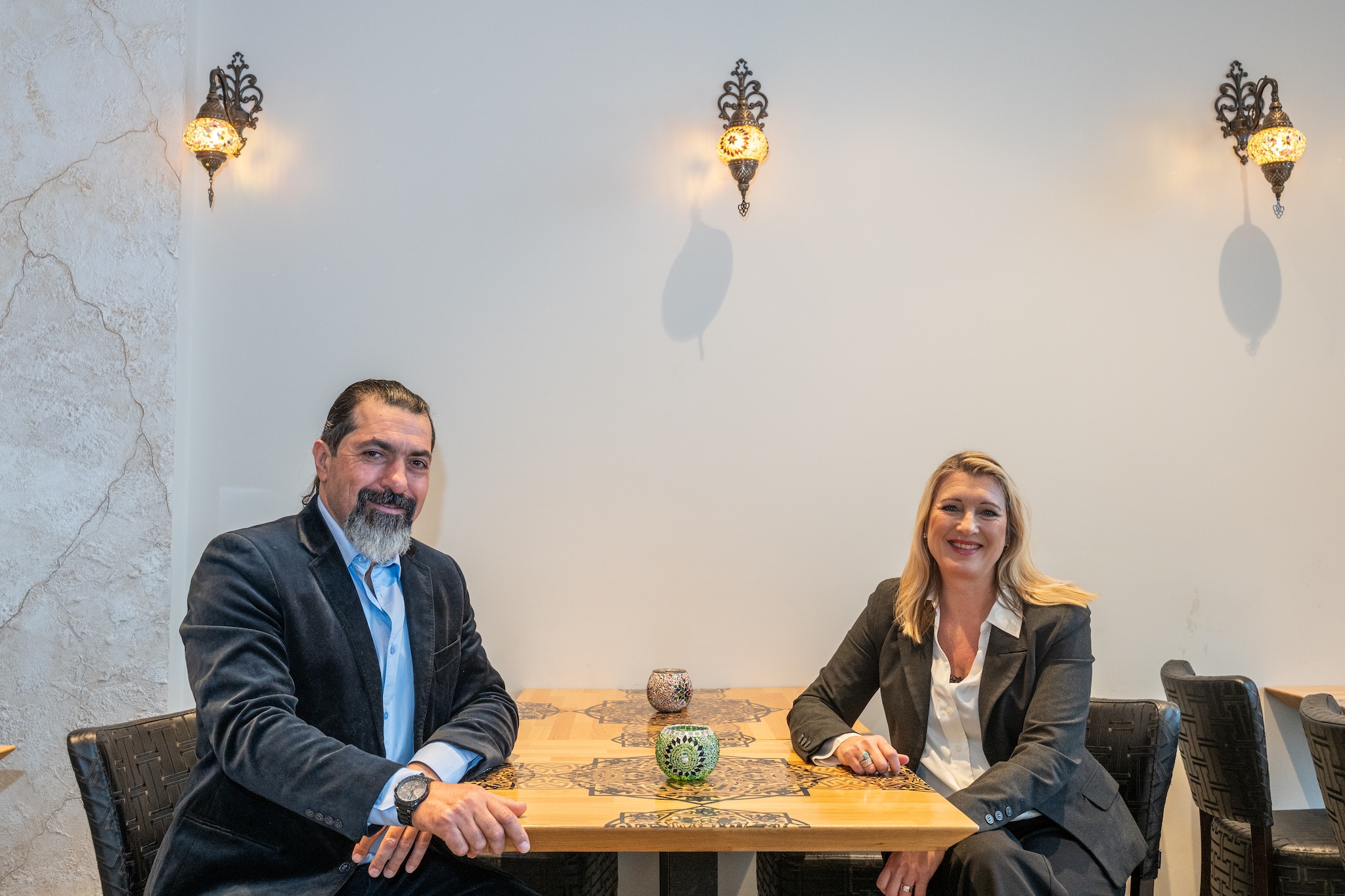 Zaher opende zijn restaurant en Bianca schreef een boek over zijn reis. Zaher opende zijn restaurant in Vathorst en Bianca schreef een boek over zijn reis. Foto: Cees Wouda