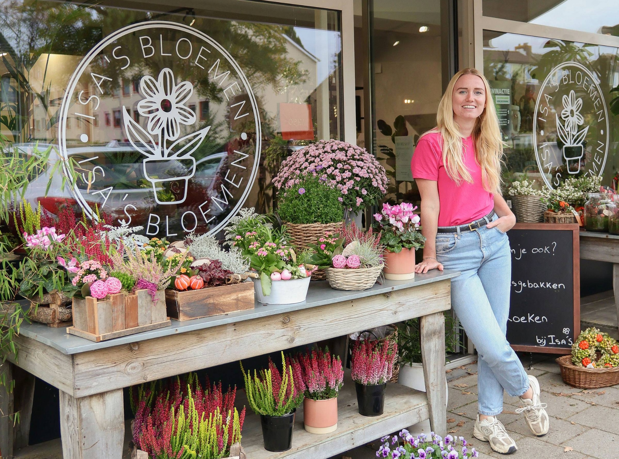 ‘Waar een supermarktboeket een kleine knop heeft, bied ik mijn klanten bloemen die vuistdik zijn aan’ ‘Waar een supermarktboeket een kleine knop heeft, bied ik mijn klanten bloemen die vuistdik zijn aan’. Foto: Sara Rozeboom