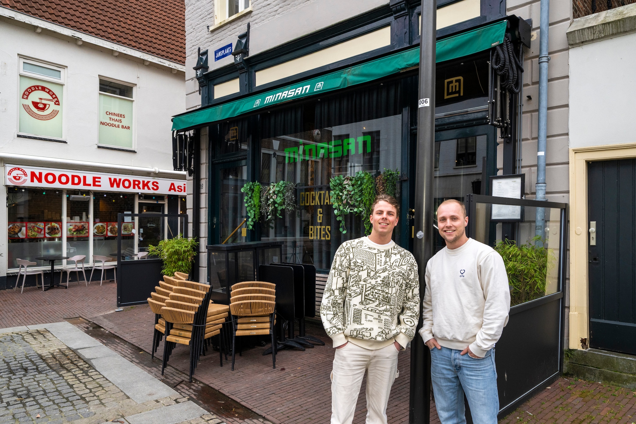 Bo Dijkstra (links) en Bram de Smet bij het pand dat ze gaan omtoveren in restaurant Noncha. Bo Dijkstra (links) en Bram de Smet bij het pand dat ze gaan omtoveren in restaurant Noncha. Foto: Gerard Burgers