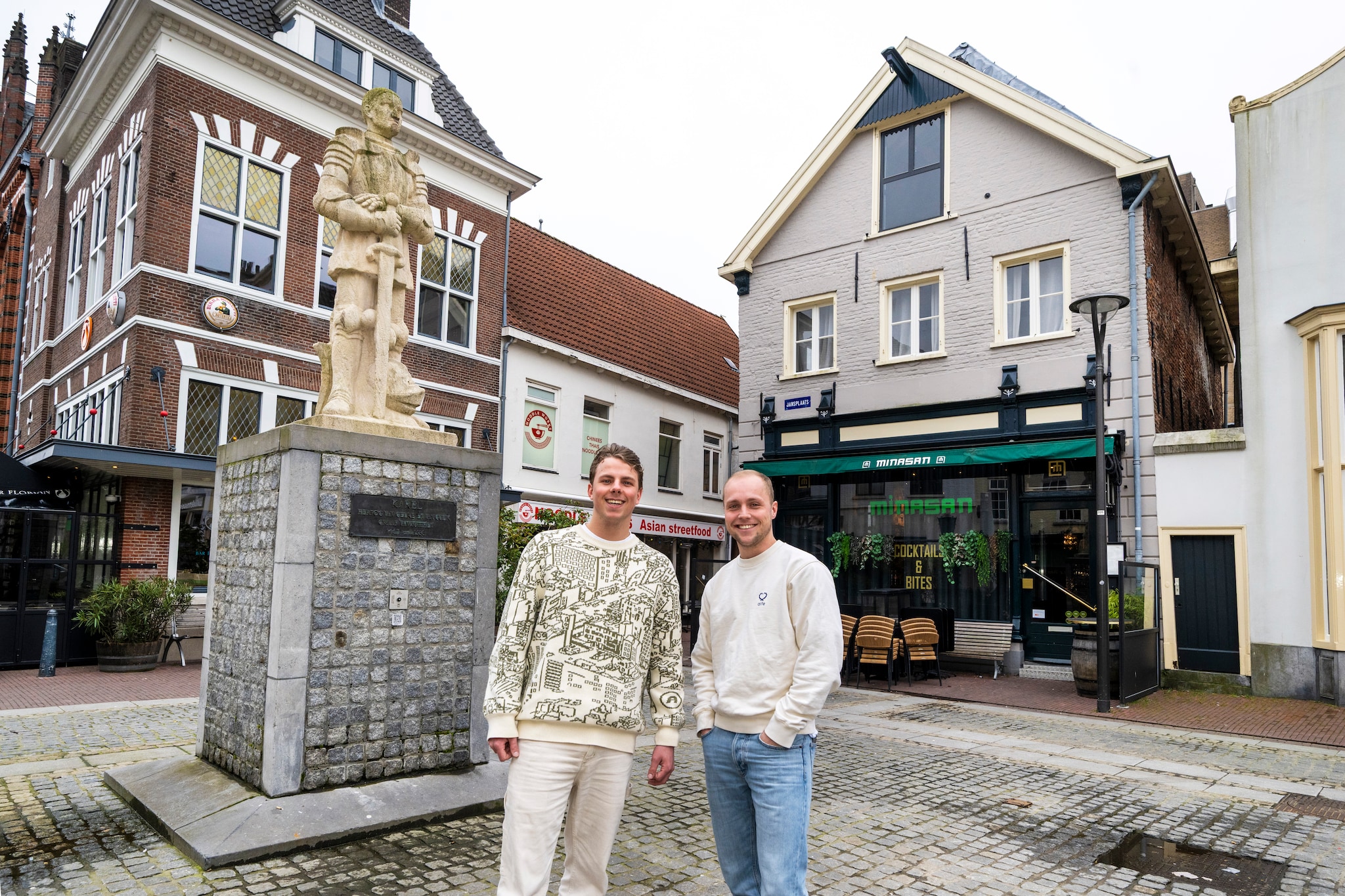 De horecavrienden Bo Dijkstra (links) en Bram de Smet beginnen volgende maand hun eigen restaurant.  De horecavrienden Bo Dijkstra (links) en Bram de Smet beginnen volgende maand hun eigen restaurant. Foto: Gerard Burgers