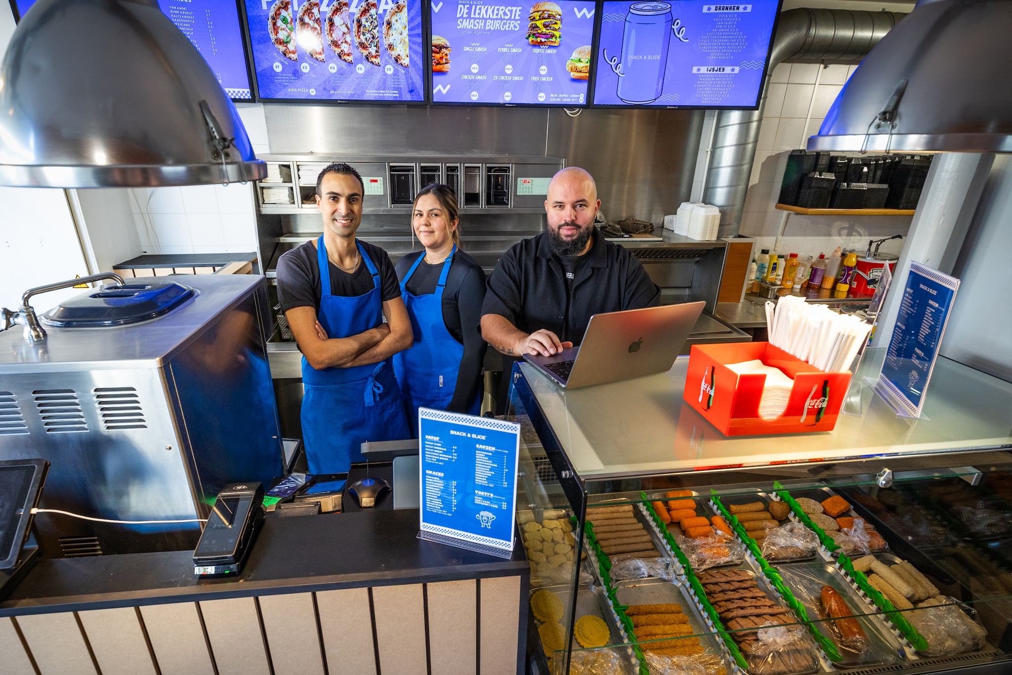 Don Bounid (rechts) blies een leegstaande snackbar nieuw leven in en vroeg op bijzondere wijze hulp. Foto: Nico Schouten Don Bounid (rechts) blies een leegstaande snackbar nieuw leven in en vroeg op bijzondere wijze hulp. Foto: Nico Schouten