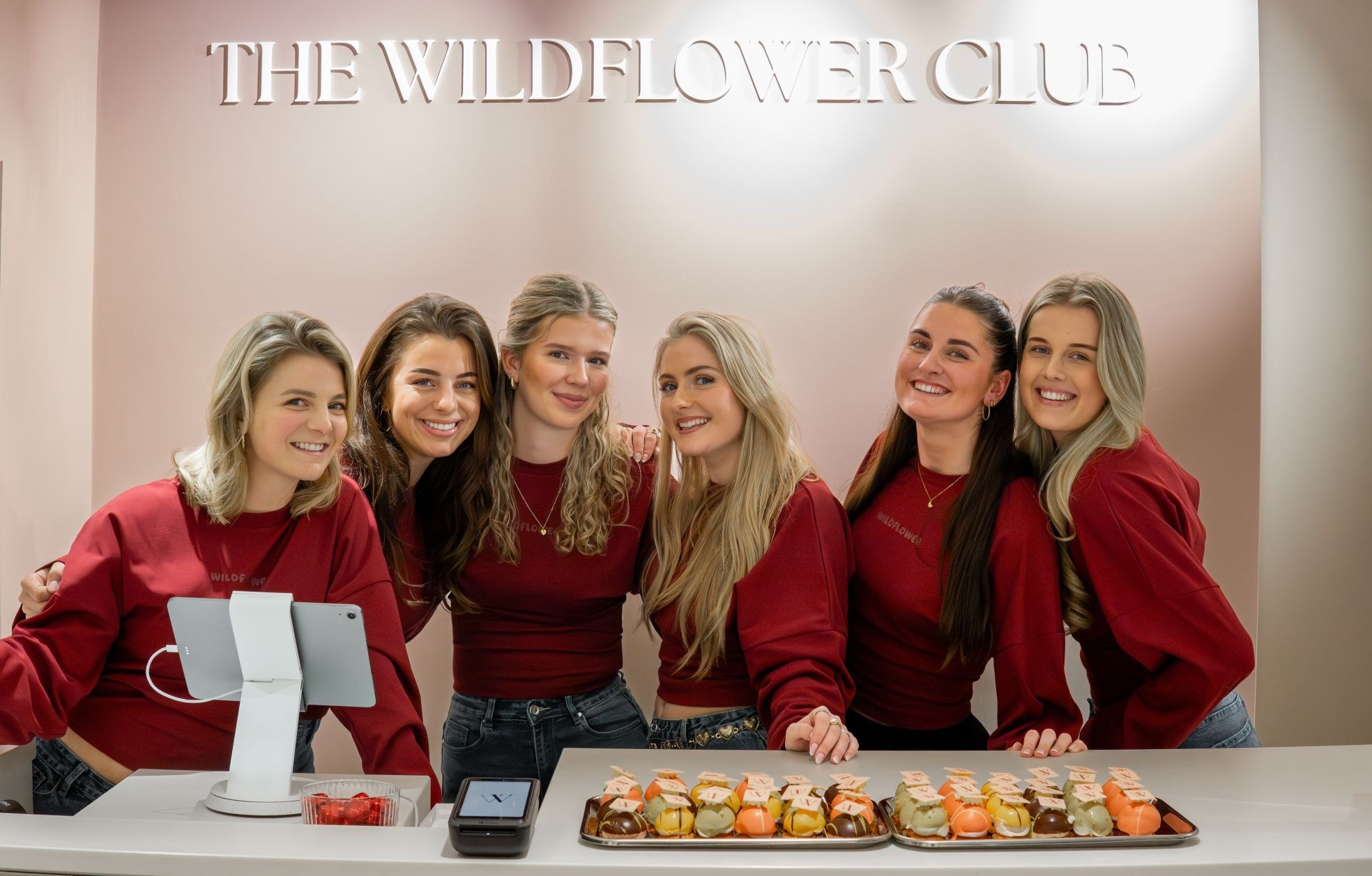 Het team van The Wildflower Club met geheel op links Jet (blond) en Kim (donker haar) Jimmink. Het team van The Wildflower Club met geheel op links Jet (blond) en Kim (donker haar) Jimmink. Eigen foto