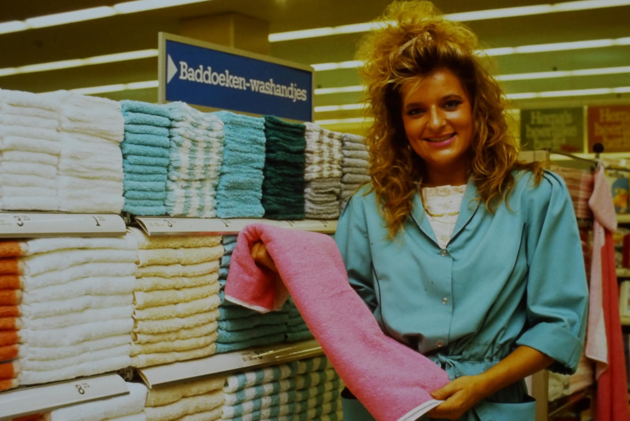 Een medewerker bij dé Hemahanddoeken (foto uit jaren 80). De winkelketen verkocht – en verkoopt nog steeds – van elk product maar één variant. Een medewerker bij dé HEMA-handdoeken (foto uit jaren ‘80). De winkelketen verkocht – en verkoopt nog steeds – van elk product maar één variant. Foto: HEMA