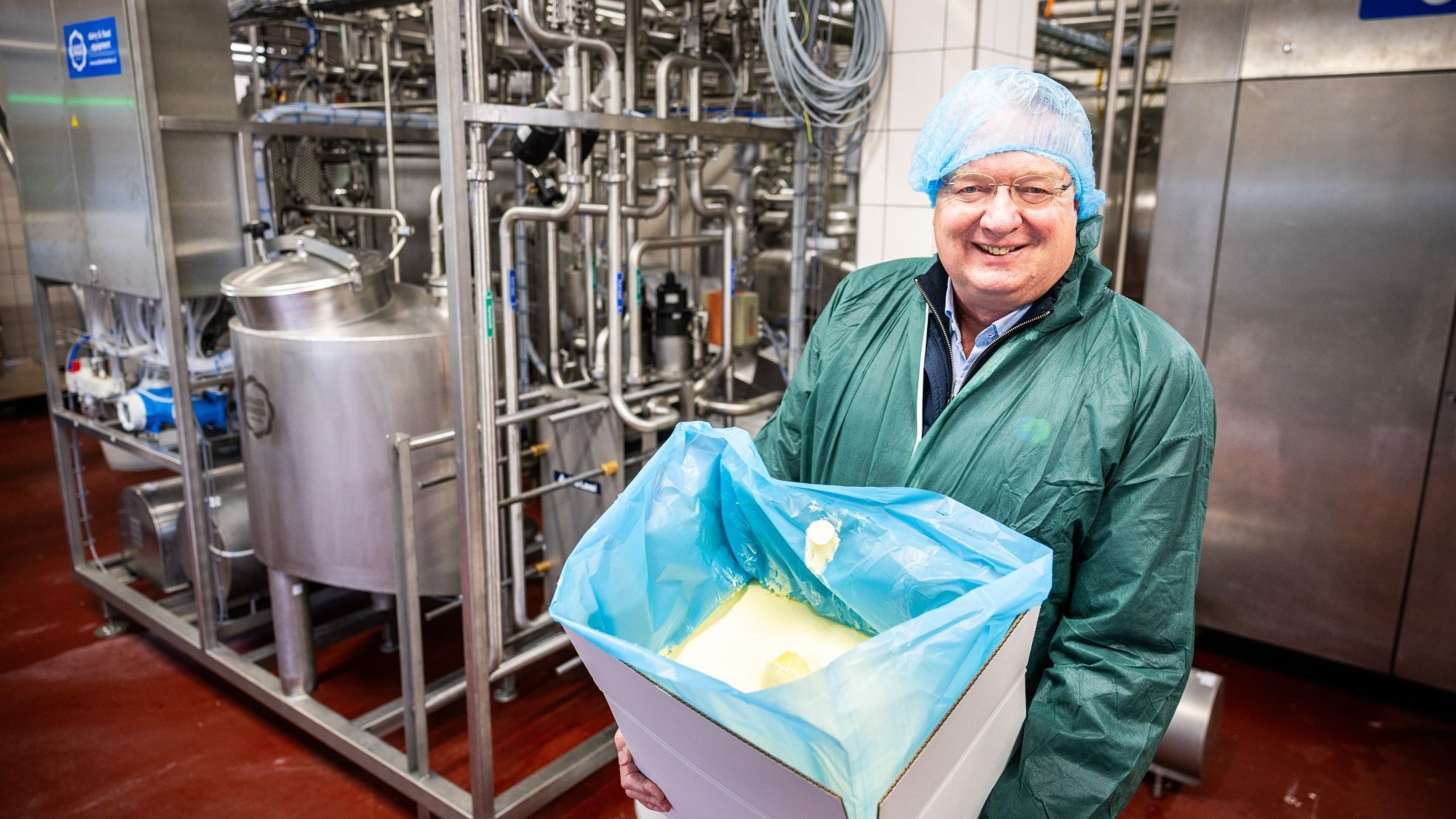 Na decennia wordt in de melkfabriek van Ikwileerlijkezuivel.nl in Ommen weer boter gemaakt. Afgebeeld is CEO Rik Hoogenberg met één van de blokken van 25 kilogram boter. Na decennia wordt in de melkfabriek van Ikwileerlijkezuivel.nl in Ommen weer boter gemaakt. Afgebeeld is CEO Rik Hoogenberg met één van de blokken van 25 kilogram boter. Foto: Enzio Ardesch