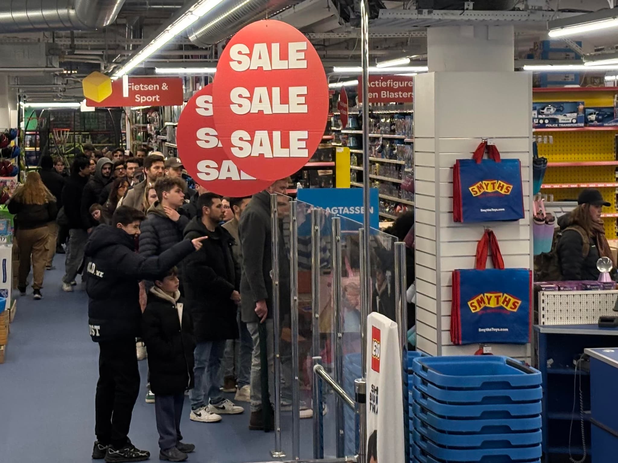 Lange rijen voor het afrekenen van de nieuwe Pokémonsets bij Smyths in Arnhem in februari dit jaar. Foto: De Gelderlander