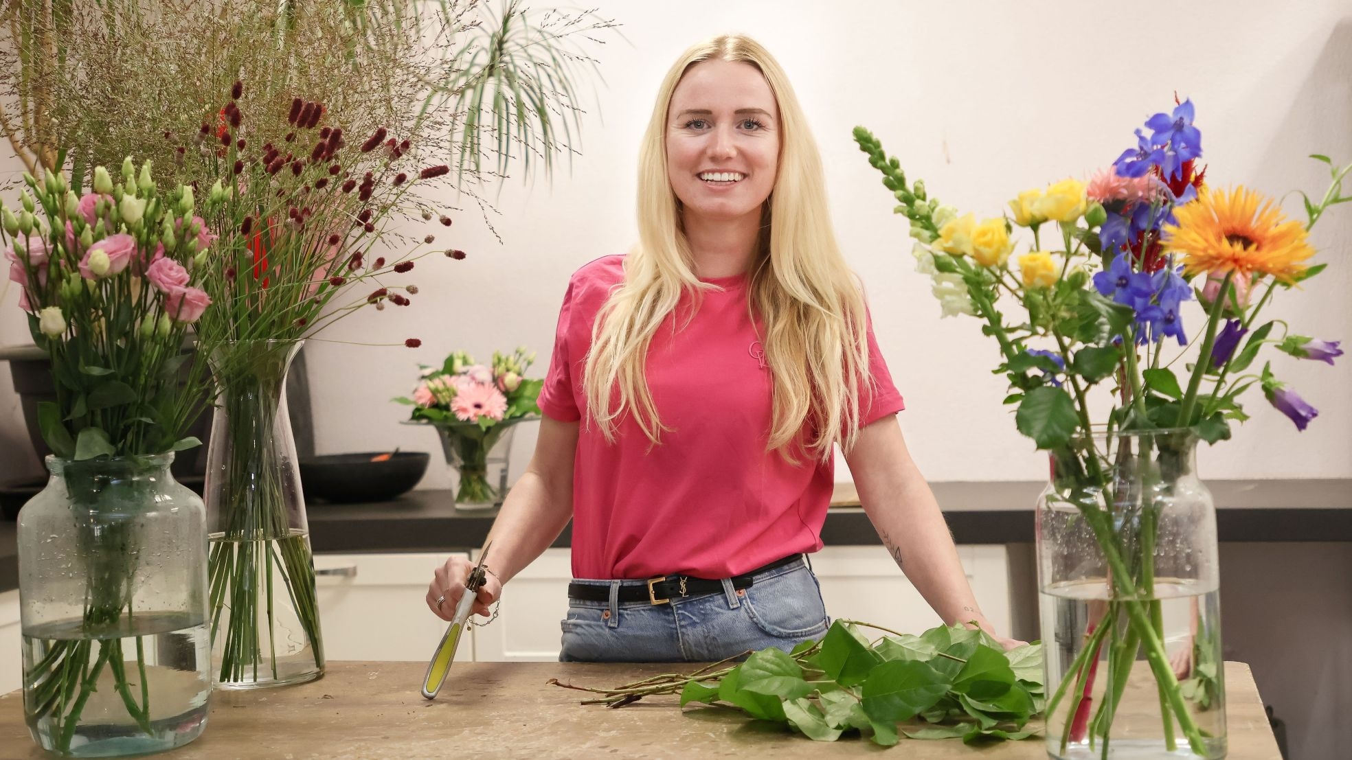 Voor bloemist Isabelle Alink is het hard werken zonder rijk te worden.  Voor bloemist Isabelle Alink is het hard werken zonder rijk te worden. Foto: Sara Rozeboom