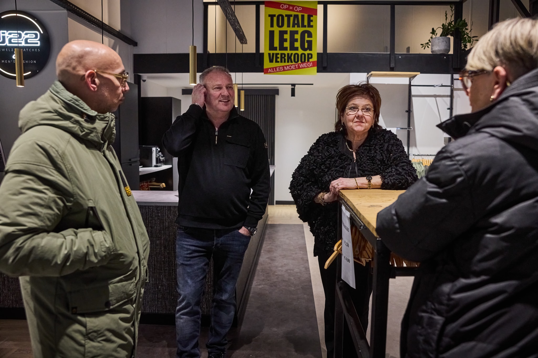 Eigenaar Dennis en zus Ellen, al meer dan 25 jaar in dienst, praten met vaste klanten: ‘We hebben er hard aan getrokken.’ Eigenaar Dennis en zus Ellen, al meer dan 25 jaar in dienst, praten met vaste klanten: ‘We hebben er hard aan getrokken.’ Foto: Jan de Groen