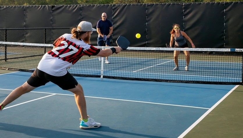 Effectus Capital, het fonds van onder andere Genemans, Schimmelpenninck en Reesema, stapt vol in op de groei van pickleball in Europa. Pickleball – een dynamische sport die elementen van tennis, badminton en tafeltennis combineert – is wereldwijd de snelstgroeiende racketsport en staat in Europa nog maar aan het begin van een stevige groeicurve.
 Pickleball is wereldwijd de snelstgroeiende racketsport. Foto: Shutterstock.