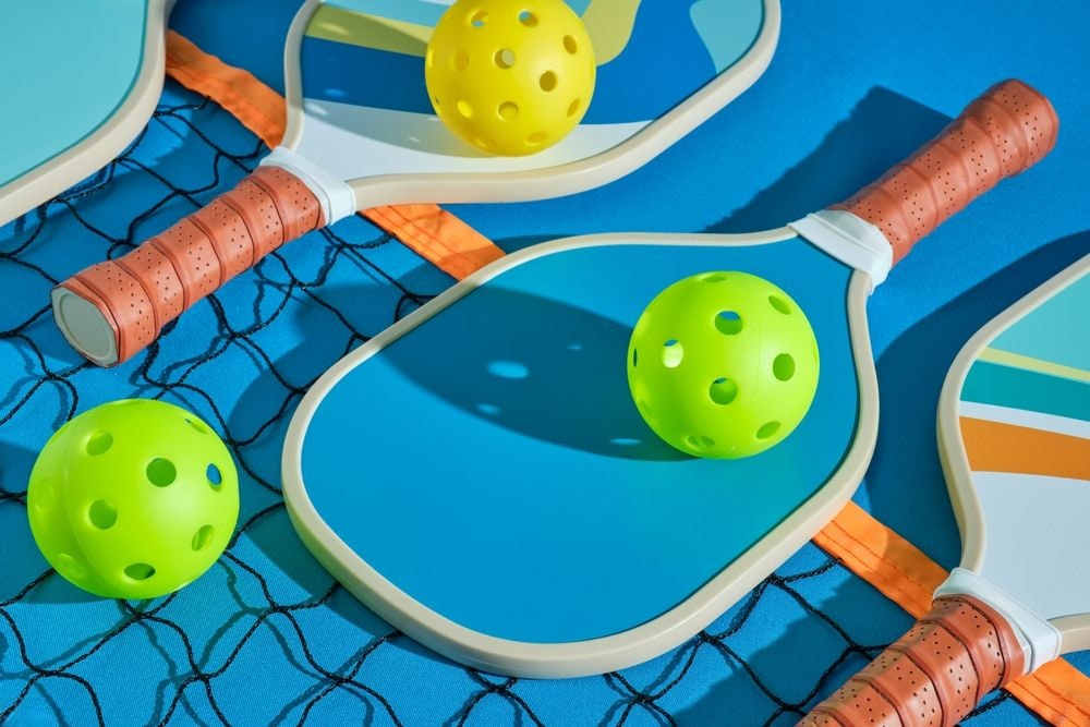 Pickleball – een dynamische sport die elementen van tennis, badminton en tafeltennis combineert – is wereldwijd de snelstgroeiende racketsport. Dit is het spelmateriaal voor pickleball. Foto: Shutterstock.