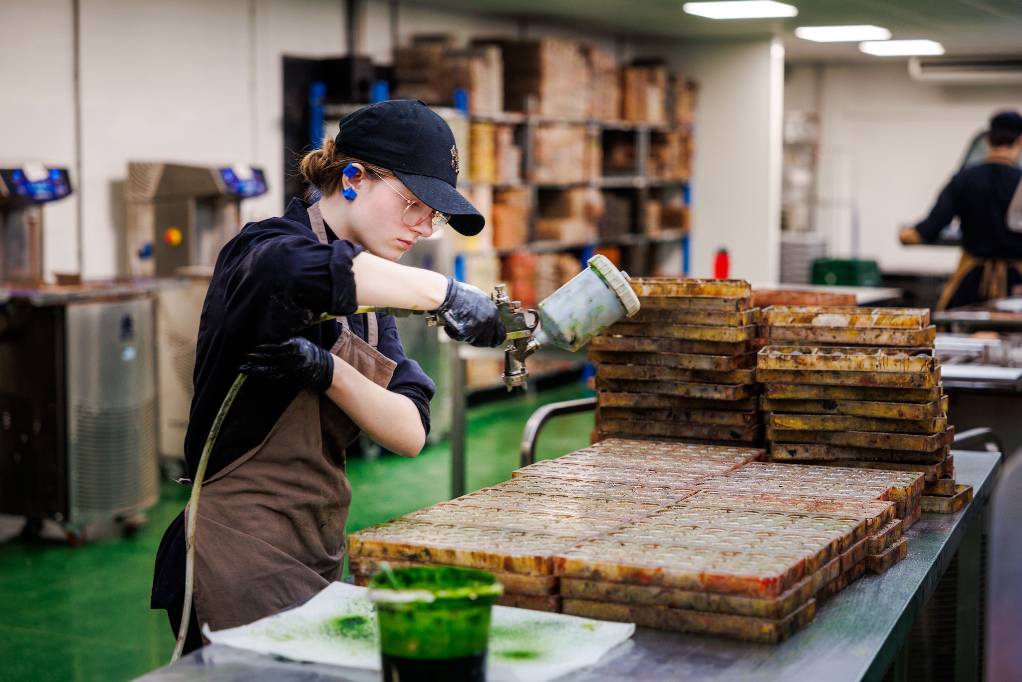 Een chocolatier van Friandries aan het werk.  Een chocolatier van Friandries aan het werk.  Foto: Jules van Iperen/Pix4Profs