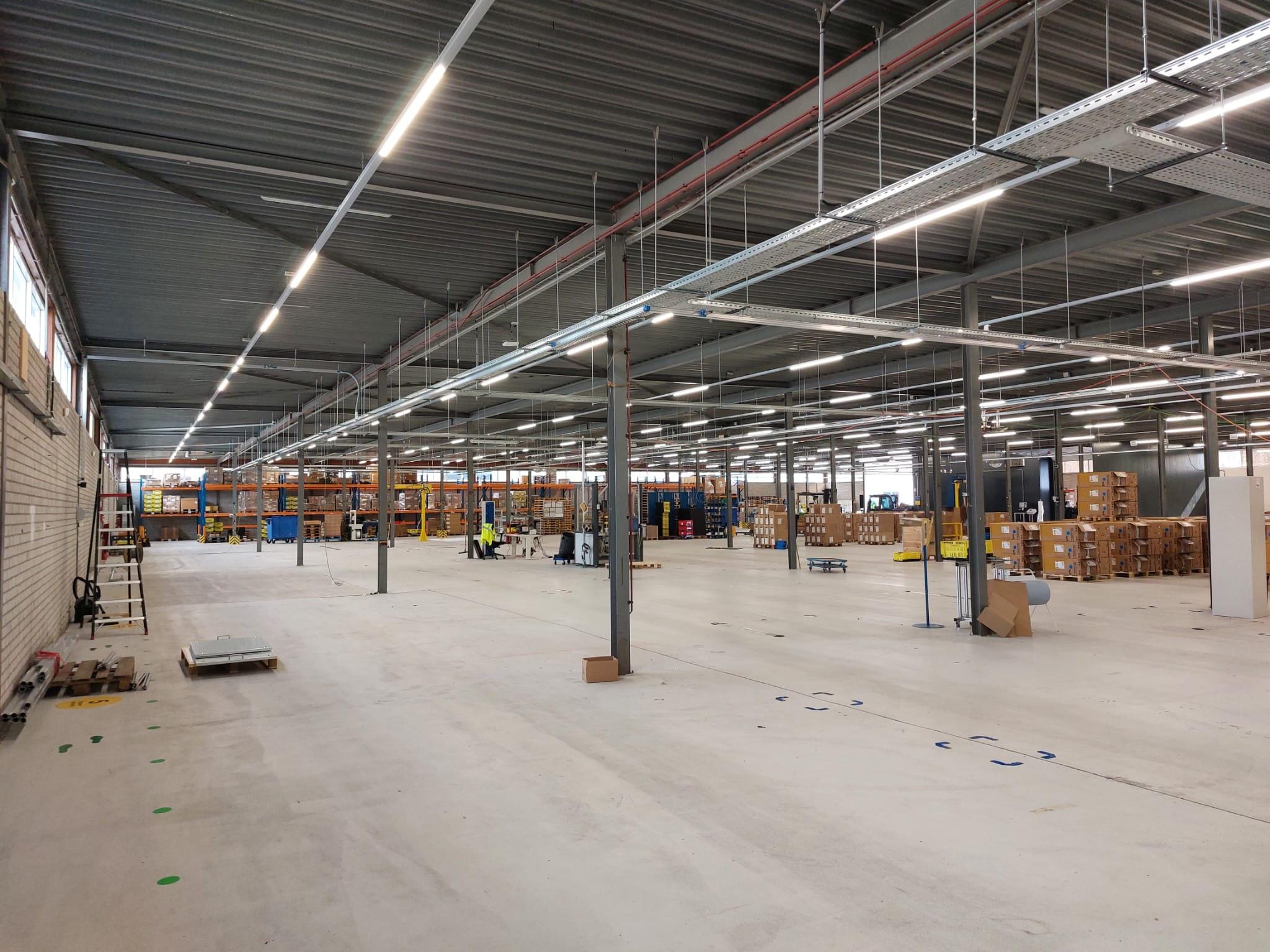 De ontmantelde warmtepompfabriek van Remeha in Apeldoorn waar 140.000 warmtepompen per jaar gemaakt hadden kunnen worden. Foto: eigen beeld. De ontmantelde warmtepompfabriek van Remeha in Apeldoorn waar 140.000 warmtepompen per jaar gemaakt hadden kunnen worden. Foto: eigen beeld.