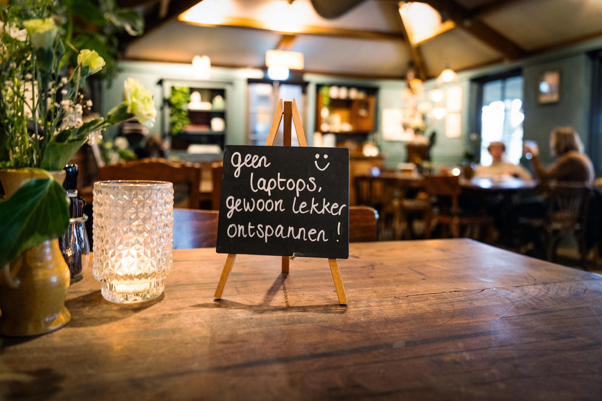 Bij Uylenburg - Du Midi willen ze liever geen laptops meer aan tafel. Foto: Nico Schouten Bij Uylenburg - Du Midi willen ze liever geen laptops meer aan tafel. Foto: Nico Schouten