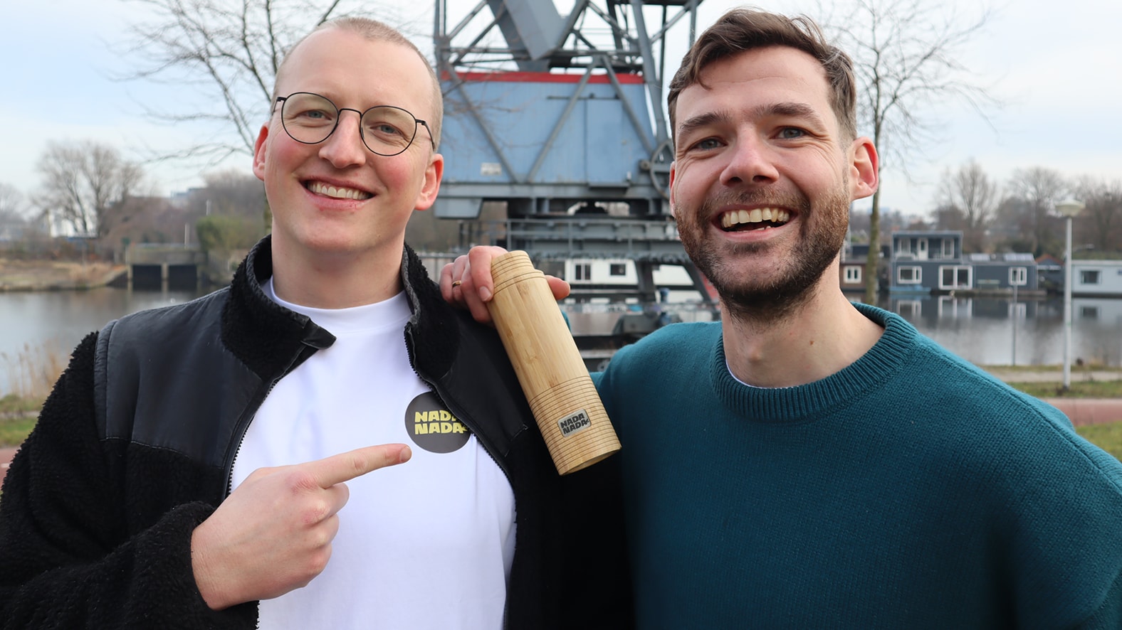 Bob Stoffels (links) en Tim Otterspoor van NADA NADA ontwikkelden een drinkfles zonder plastic, die helemaal afbreekbaar is. Bob Stoffels (links) en Tim Otterspoor van NADA NADA ontwikkelden een drinkfles zonder plastic, die helemaal afbreekbaar is. Eigen foto