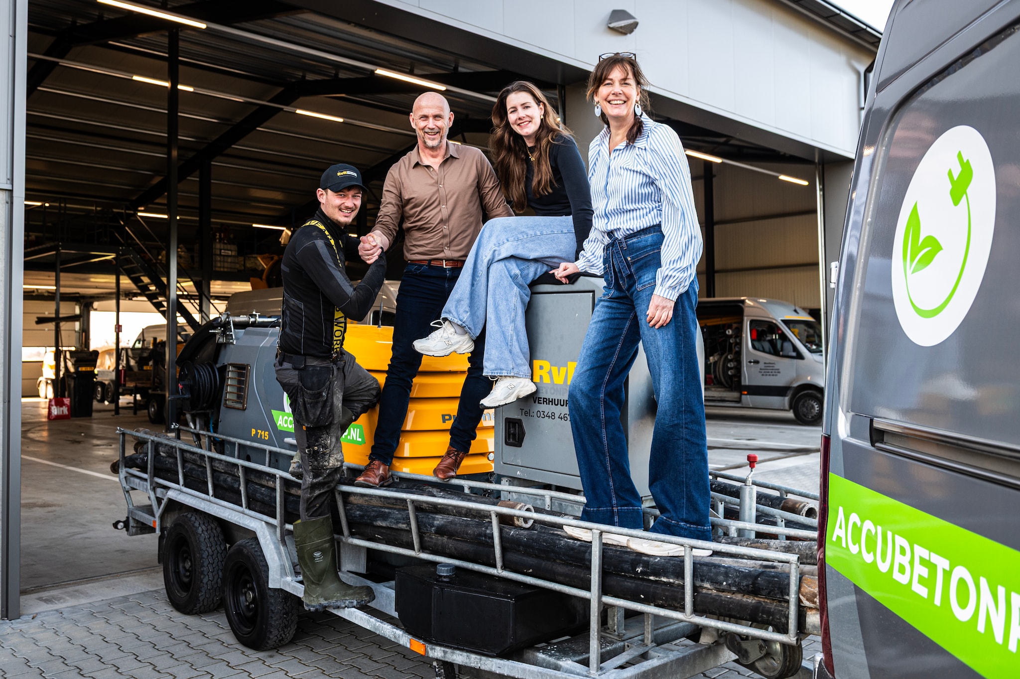 Van links naar rechts: zoon Wesley van Rijs, vader René, dochter Denise en echtgenote Mariëtte, van RVR Betonpompverhuur bij een van de emissieloze betonstortmachines. Van links naar rechts: zoon Wesley van Rijs, vader René, dochter Denise en echtgenote Mariëtte, van RVR Betonpompverhuur bij een van de emissieloze betonstortmachines. Foto: Merel Klijzing