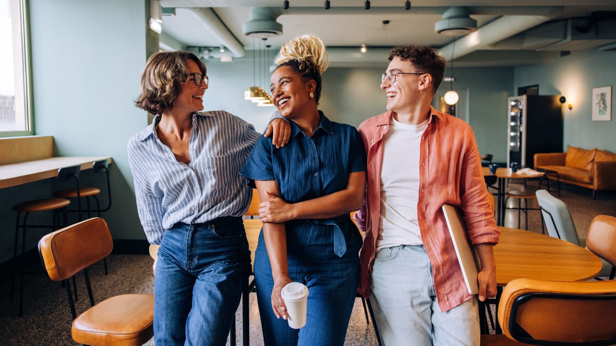 Waar bij zestigplussers bijna tweederde aangeeft één of meerdere collega’s als vrienden te zien, loopt dit aandeel bij de twintigers op tot bijna driekwart. Waar bij zestigplussers bijna tweederde aangeeft één of meerdere collega’s als vrienden te zien, loopt dit aandeel bij de twintigers op tot bijna driekwart. Foto: Shutterstock