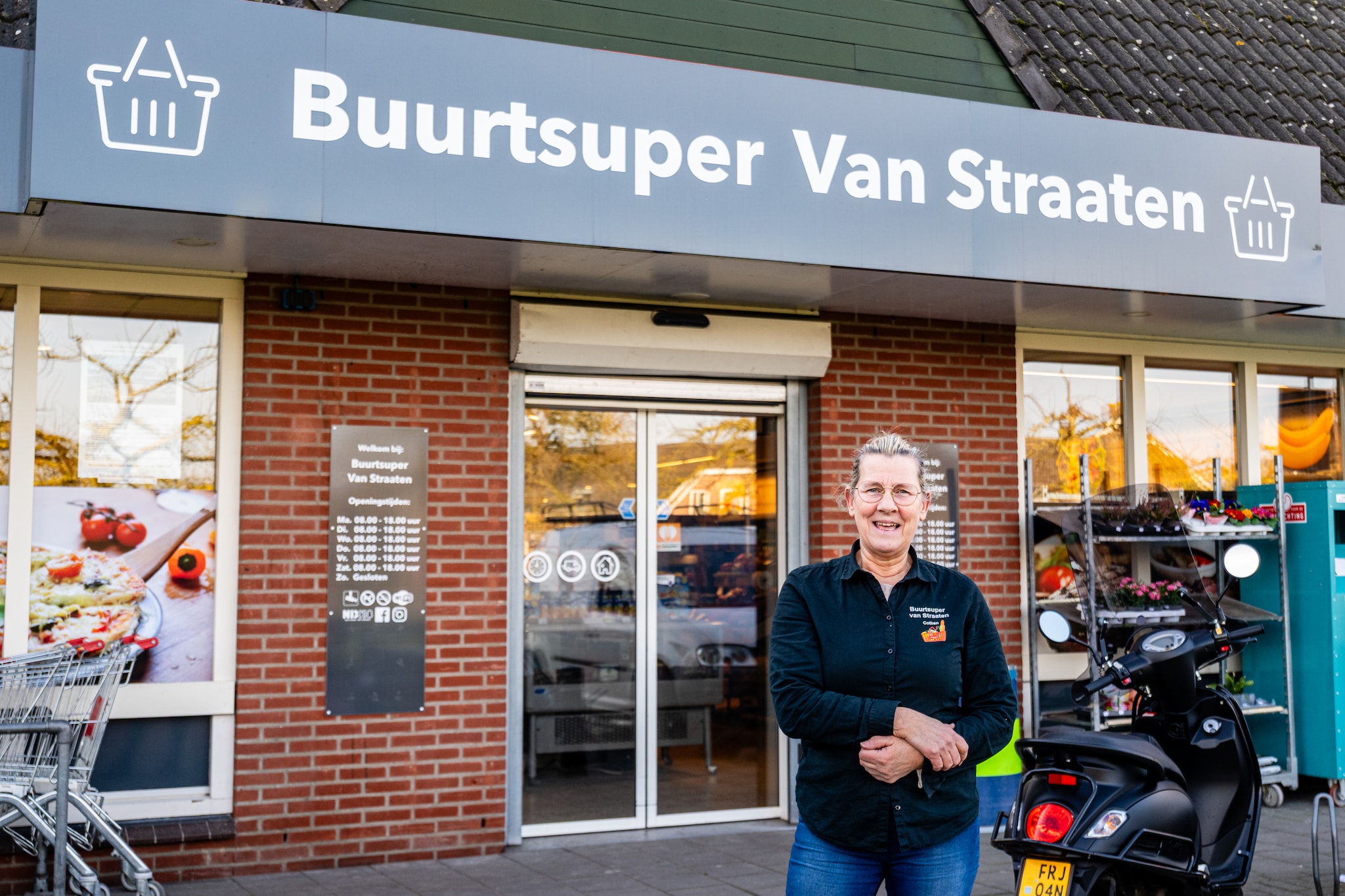 Buurtsuper Van Straaten in Cothen is een van de lokale supermarkten die moeilijk het hoofd boven water kunnen houden. De winkel haalde geld op om open te blijven. Buurtsuper Van Straaten in Cothen is een van de lokale supermarkten die moeilijk het hoofd boven water kunnen houden. De winkel haalde geld op om open te blijven. Foto: Mel Boas