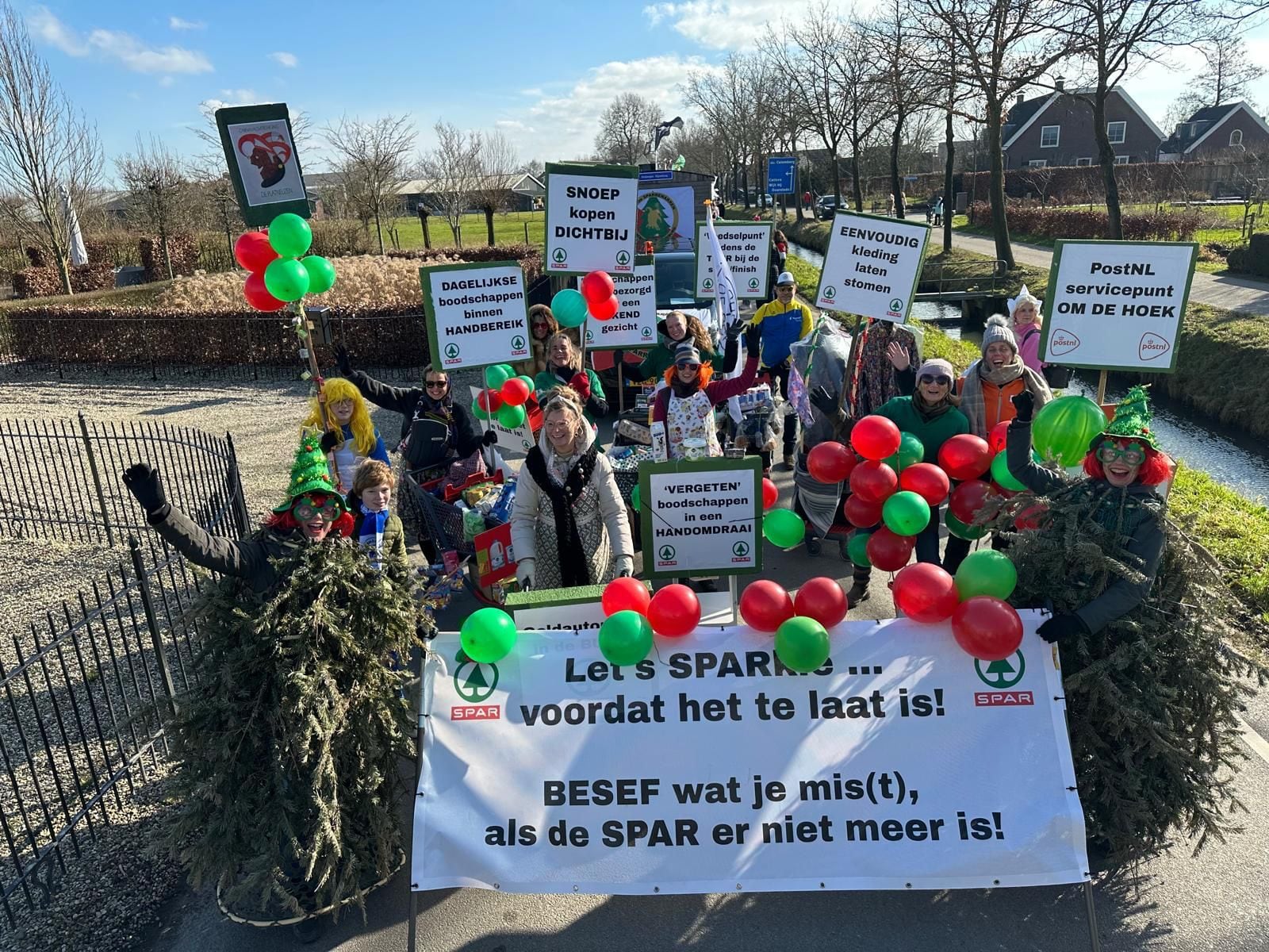 Schalkwijkers liepen vorig jaar met carnaval met spandoeken voor hun Spar. Twee dorpsgenoten hadden zich daarbij als sparretjes verkleed. Schalkwijkers liepen vorig jaar met carnaval met spandoeken voor hun Spar. Twee dorpsgenoten hadden zich daarbij als sparretjes verkleed. Foto: Josta Kuijer