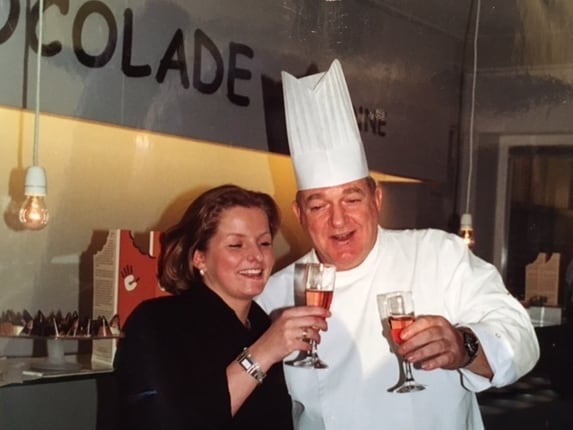 Saranne Wenmakers en chef-kok Cas Spijkers bij de opening van Sarannes eerste chocoladewinkel in Oisterwijk.  Saranne Wenmakers en chef-kok Cas Spijkers bij de opening van Sarannes eerste chocoladewinkel in Oisterwijk.  Privéfoto