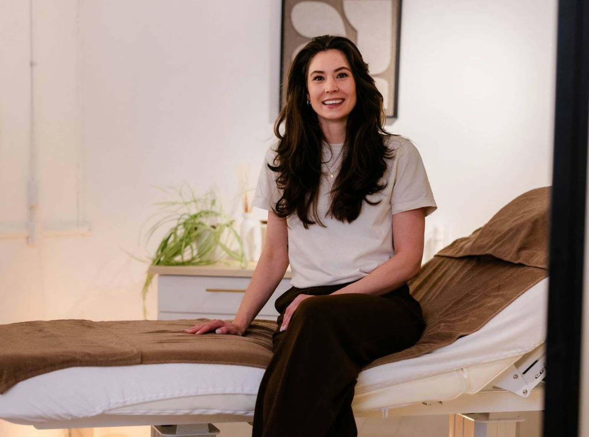 Daphne Vasen, eigenaresse van Salon Wonderschoon, krijgt geen verzekering die haar beschermt tegen arbeidsongeschiktheid. Annemarije de Vaal