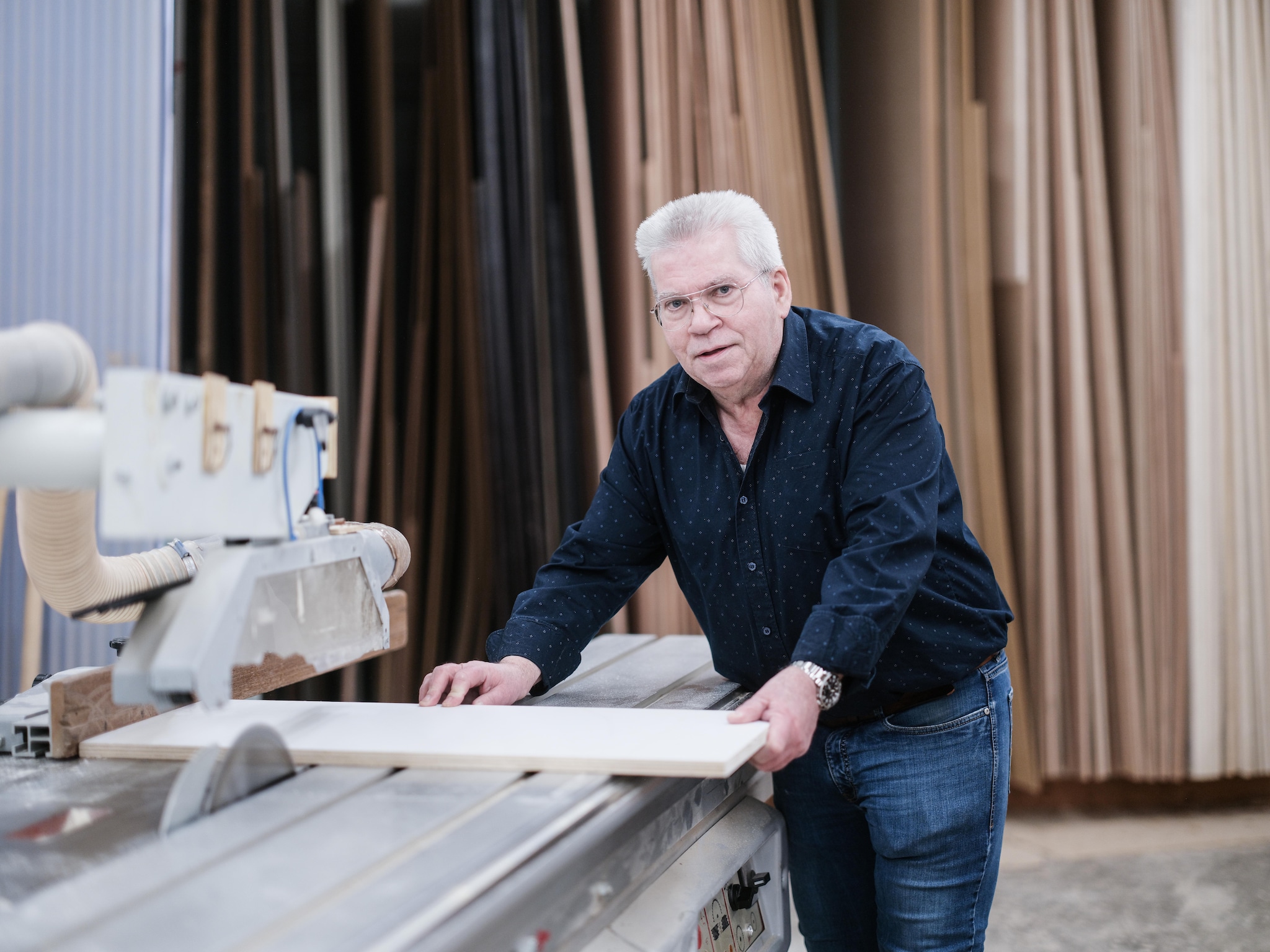 Willy Heinen meldt zich zes dagen per week vanaf half acht ’s ochtends op de zaak, waar hij ook een zaagtafel heeft. Willy Heinen meldt zich zes dagen per week vanaf half acht ’s ochtends op de zaak, waar hij ook een zaagtafel heeft. Foto: Jan van den Brink